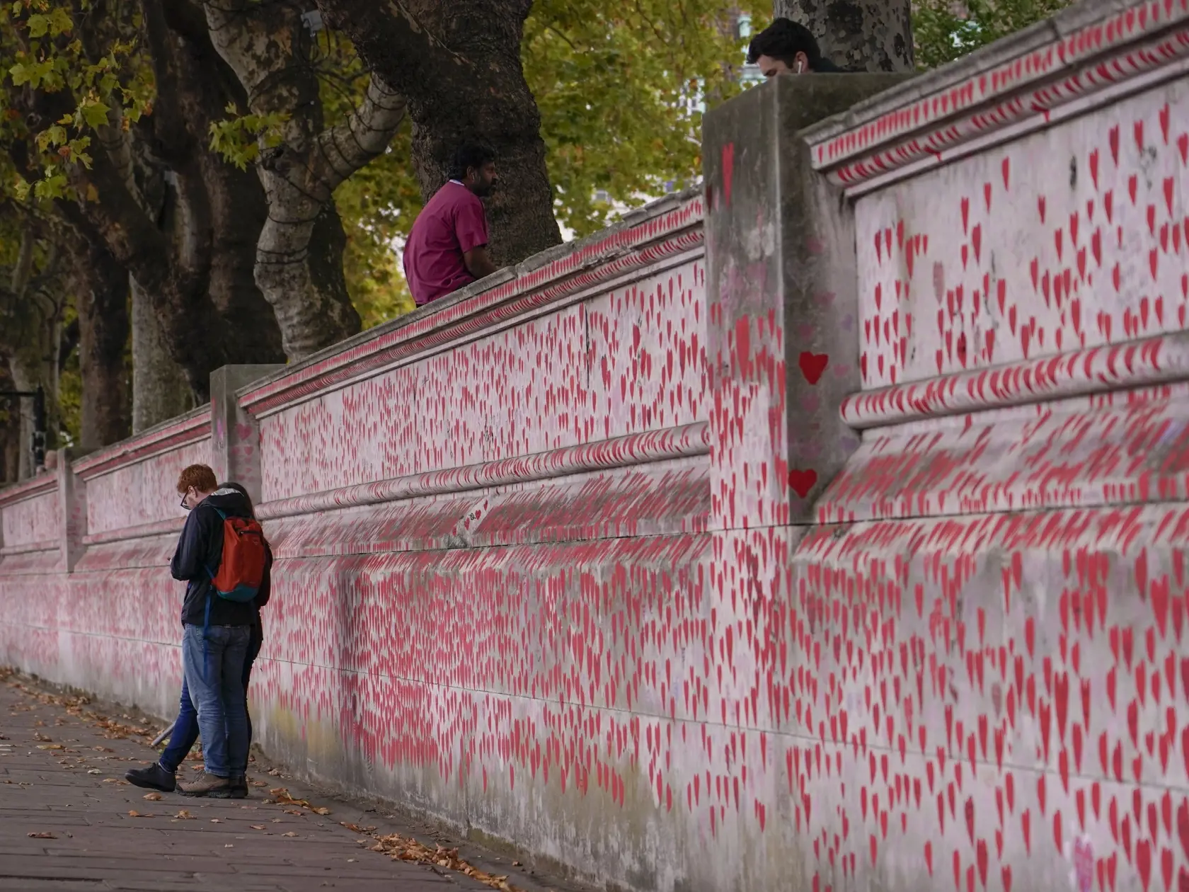 Na snímke múr venovaný obetiam ochorenia Covid-19 (National Covid Memorial Wall) na južnom brehu rieky Temža v Londýne 4. októbra 2022.