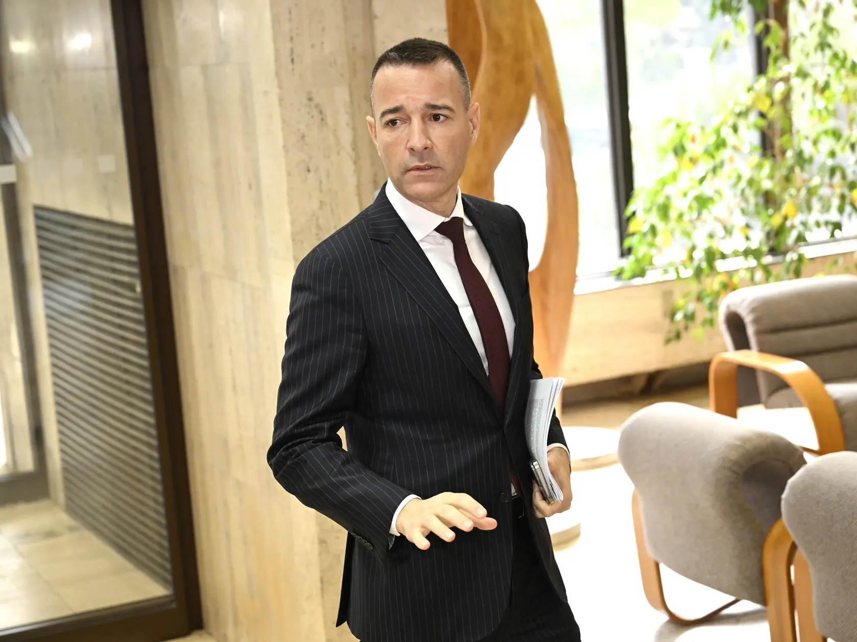 Na snímke minister školstva, výskumu, vývoja a mládeže SR Tomáš Drucker (Hlas-SD) prichádza na mimoriadne 85. zasadnutie vlády SR v pondelok 7. apríla 2025 v Bratislave.