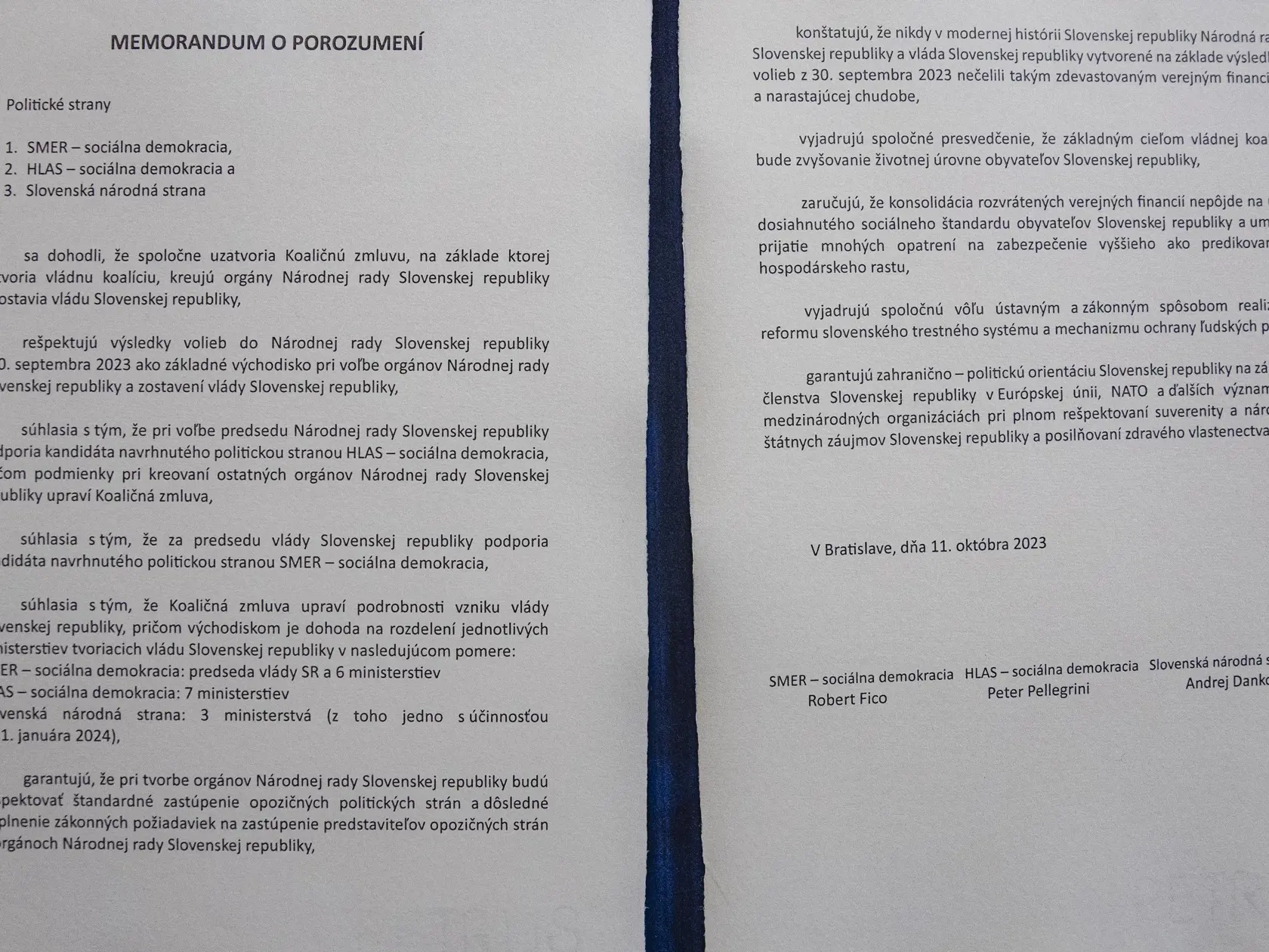 Robert Fico, Peter Pellegrini a Andrej Danko podpísali v historickej budove Národnej rady Slovenskej republiky Memorandum o porozumení, ktoré je základom pre vytvorenie budúcej koalície.