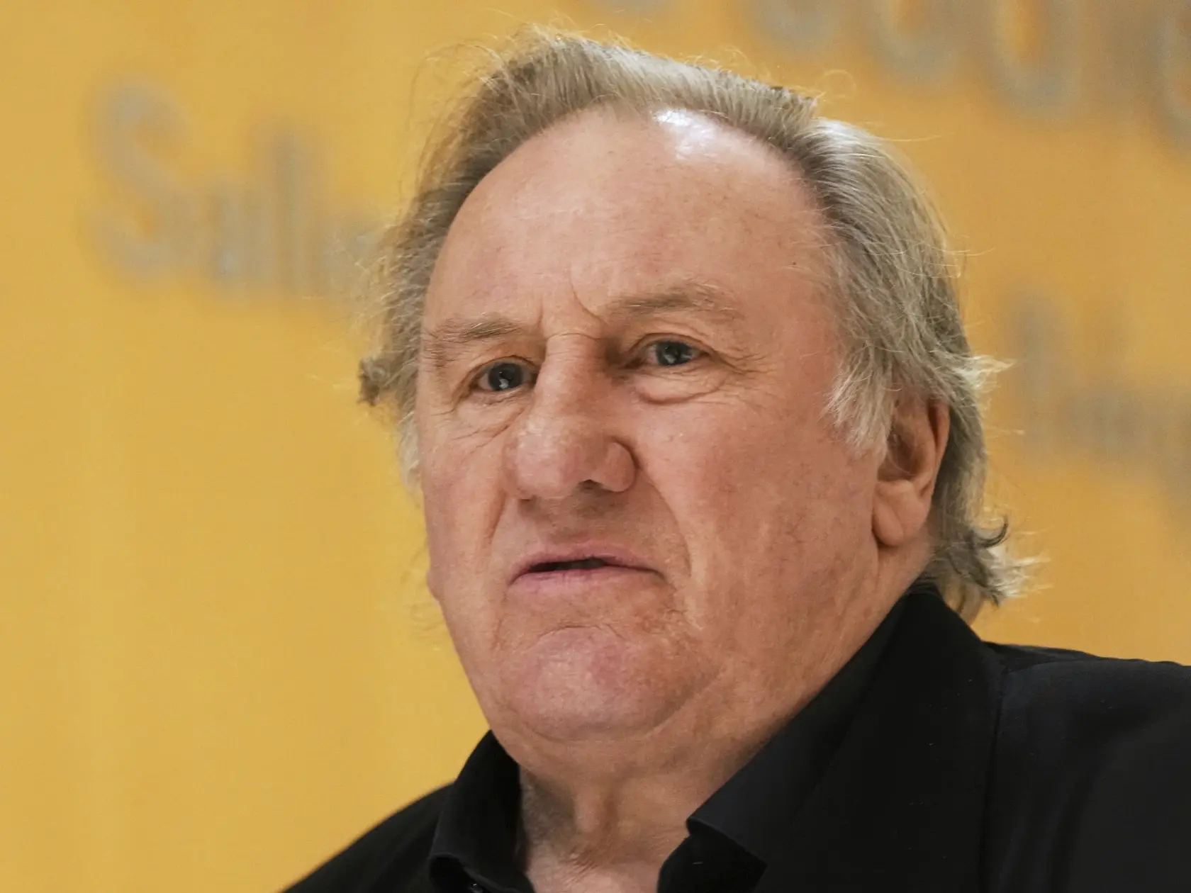 JB 24 Paríž - Francúzsky herec Gerard Depardieu prichádza na súd v Paríži 26. marca 2025, kde sa v pondelok začal súdny proces s hercom obvineným zo sexuálneho napadnutia dvoch žien počas nakrúcania filmu Zelené okenice v roku 2021. Súd proces v októbri odročil pre hercov zdravotný stav. FOTO TASR/AP

French actor Gerard Depardieu arrives at his trial for the alleged sexual assaults of two women on a film set in 2021, Wednesday, March 26, 2025 in Paris. (AP Photo/Aurelien Morissard)