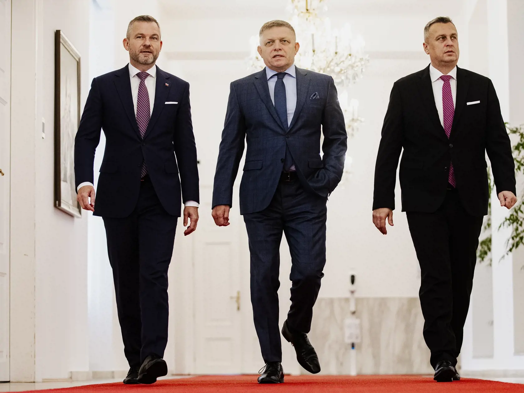 Robert Fico, Peter Pellegrini a Andrej Danko podpísali v historickej budove Národnej rady Slovenskej republiky Memorandum o porozumení, ktoré je základom pre vytvorenie budúcej koalície.