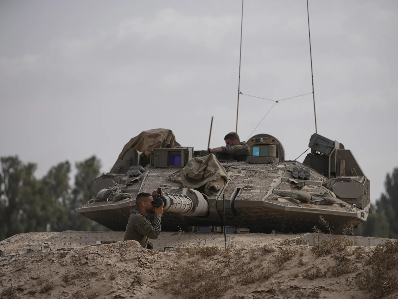JB 22 Gaza - Izraelský vojak pracuje na tanku neďaleko hranice s Pásmom Gazy, v južnom Izraeli v pondelok 19. mája 2025. Izraelská armáda bojuje s palestínskymi militantmi hnutia Hamas v pásme Gazy po útokoch Hamasu na Izrael 8. októbra 2023. FOTO TASR/AP
Israeli soldier work on a tank near the border with the Gaza Strip, in southern Israel, Monday, May 19, 2025. (AP Photo/Ohad Zwigenberg)