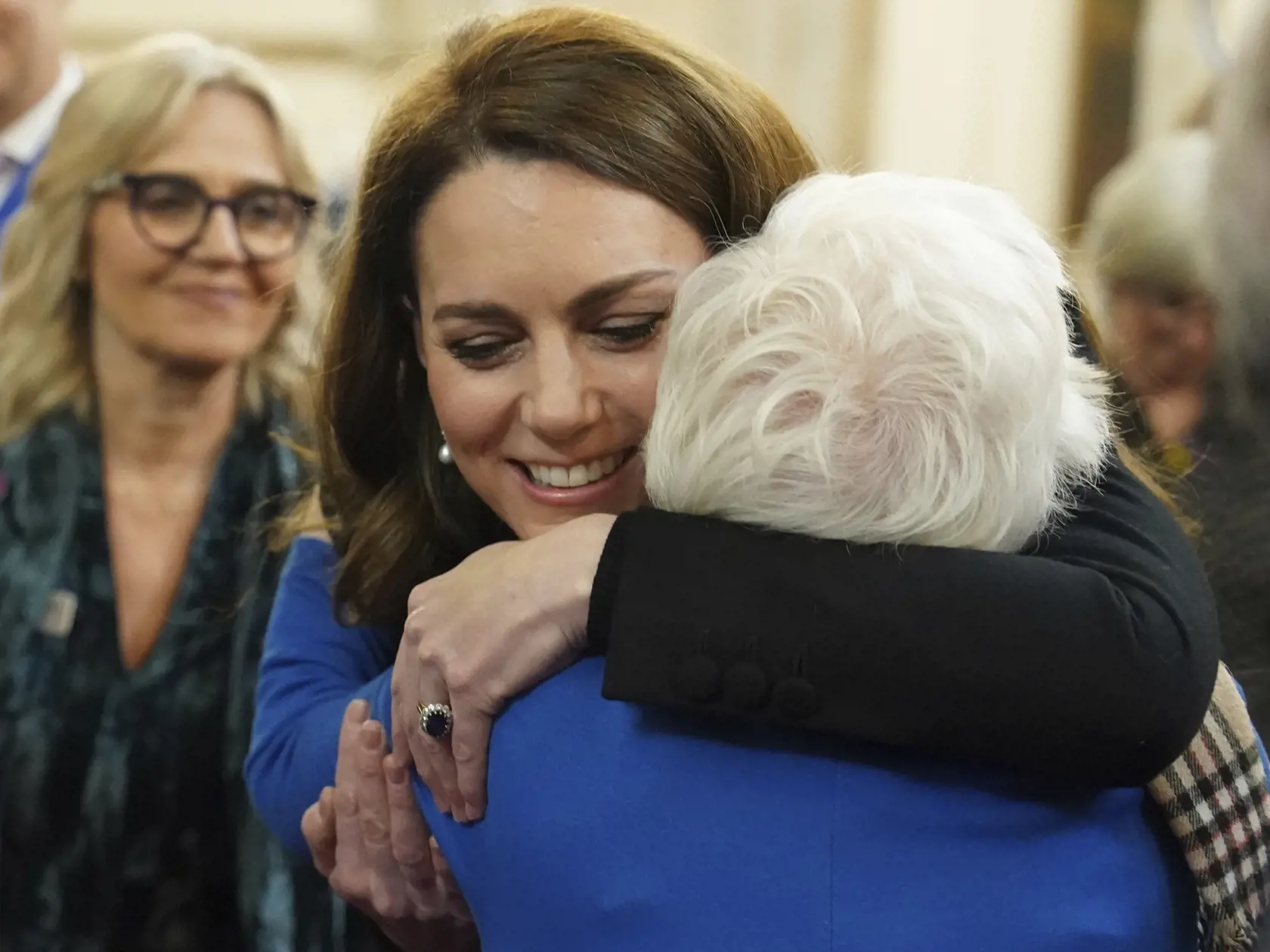 Kate, princezná z Walesu a preživšia holokaustu Yvonne Bernsteinová sa objímajú v Londýne pri príležitosti 80. výročia oslobodenia bývalého nacistického koncentračného tábora Auschwitz-Birkenau a Medzinárodného dňa pamiatky obetí holokaustu v pondelok 27. januára 2025. FOTO TASR/AP