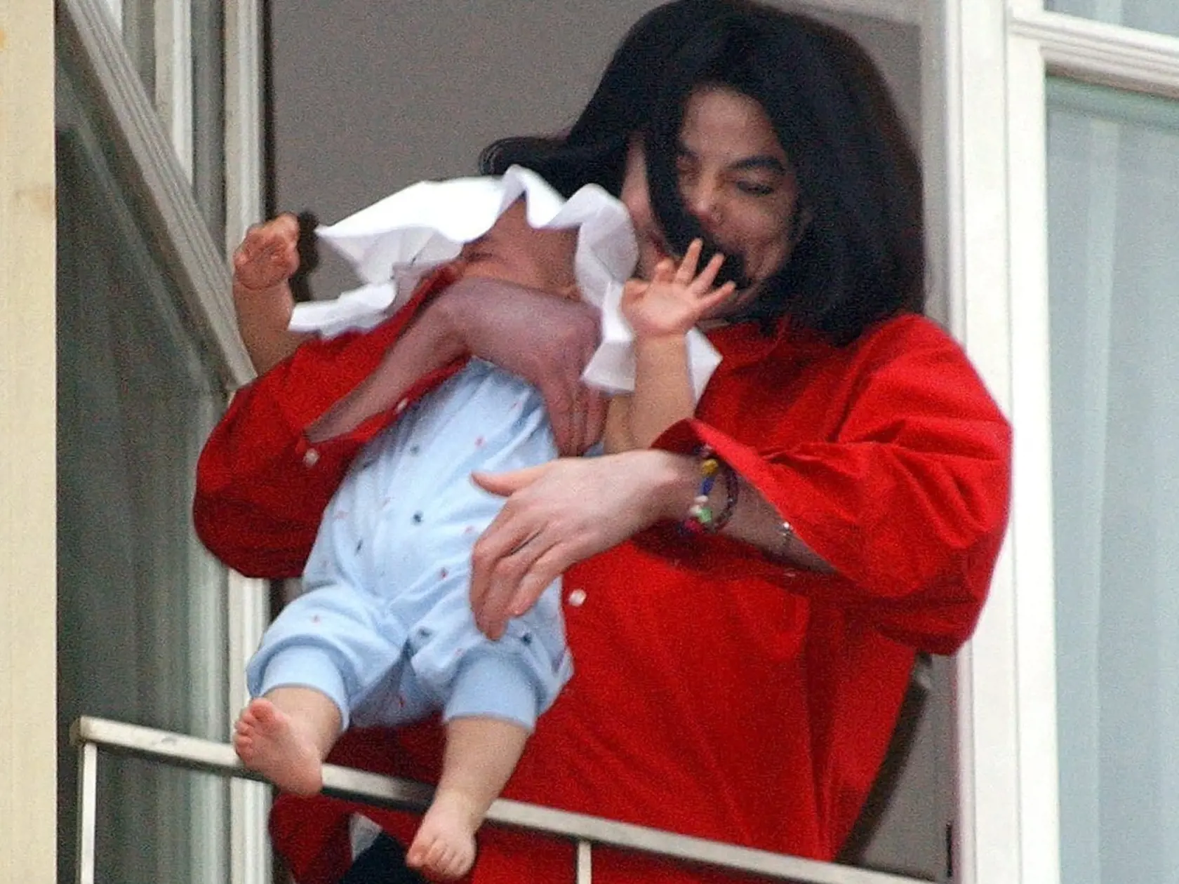 Michael Jackson so svojim najmladším synom.