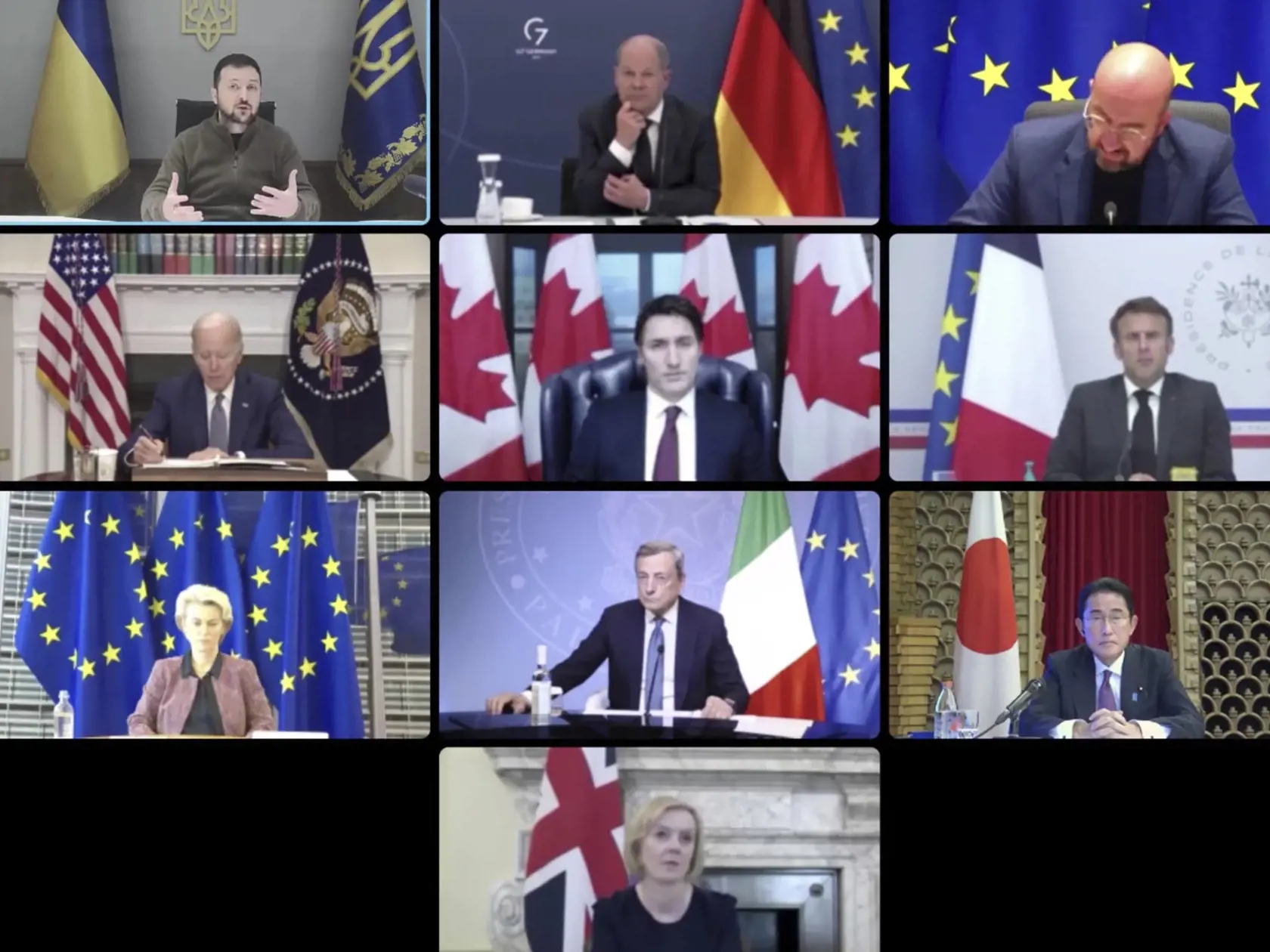 Na snímke z videa hore zľava ukrajinský prezident Volodymyr Zelenskyj, nemecký kancelár Olaf Scholz a predseda Európskej rady Charles Michel spolu s ďalšími lídrami na obrazovke počas video konferencie lídrov skupiny G7 a Ukrajiny v Kyjeve 11. októbra 2022.