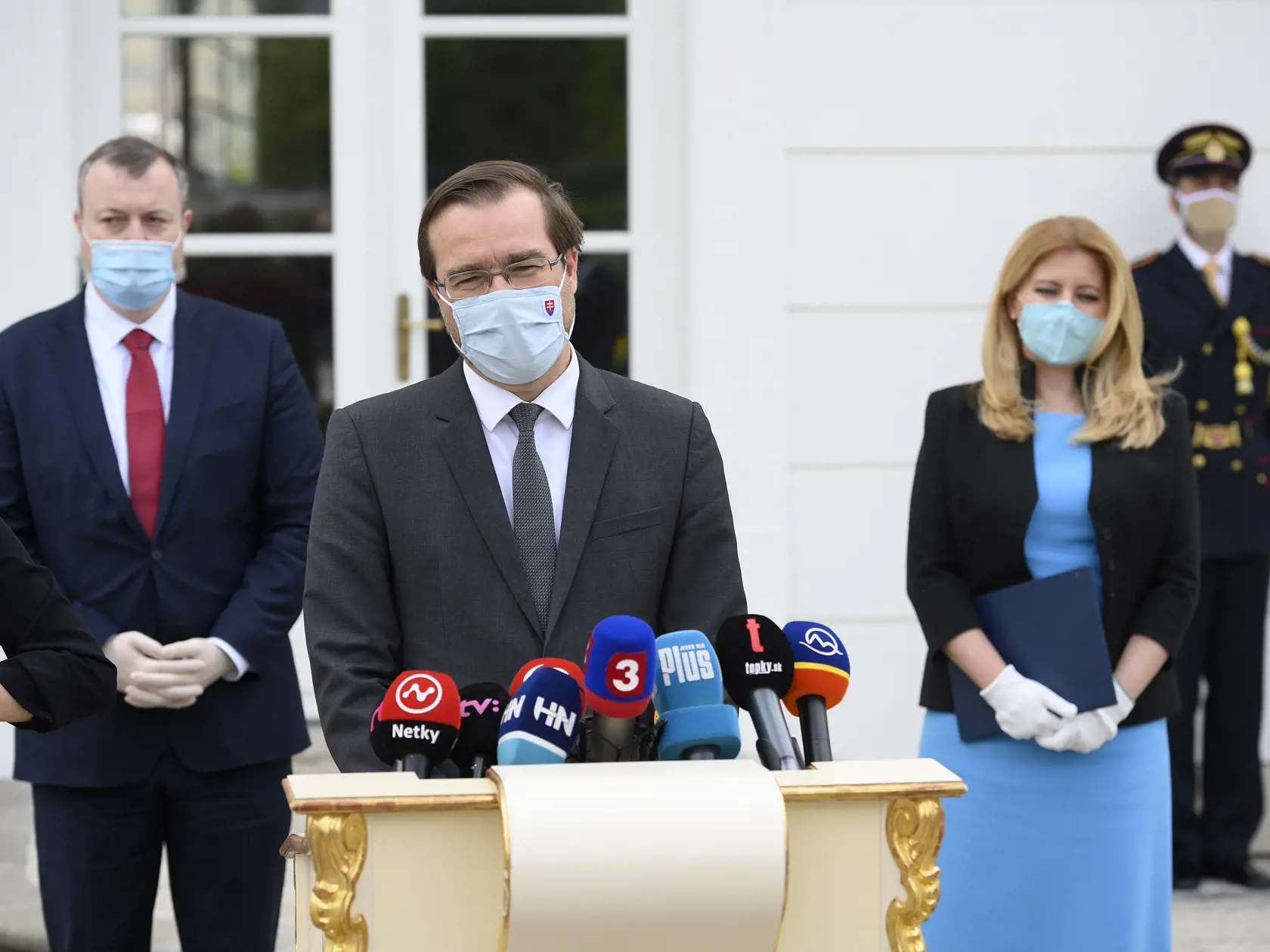 Na snímke vpravo prezidentka Zuzana Čaputová, vľavo minister práce, sociálnych vecí a rodiny SR Milan Krajniak a v popredí minister zdravotníctva SR Marek Krajčí počas tlačovej konferencie po prijatí v Prezidentskom paláci 27. apríla 2020 v Bratislave.
FOTO TASR - Pavel Neubauer