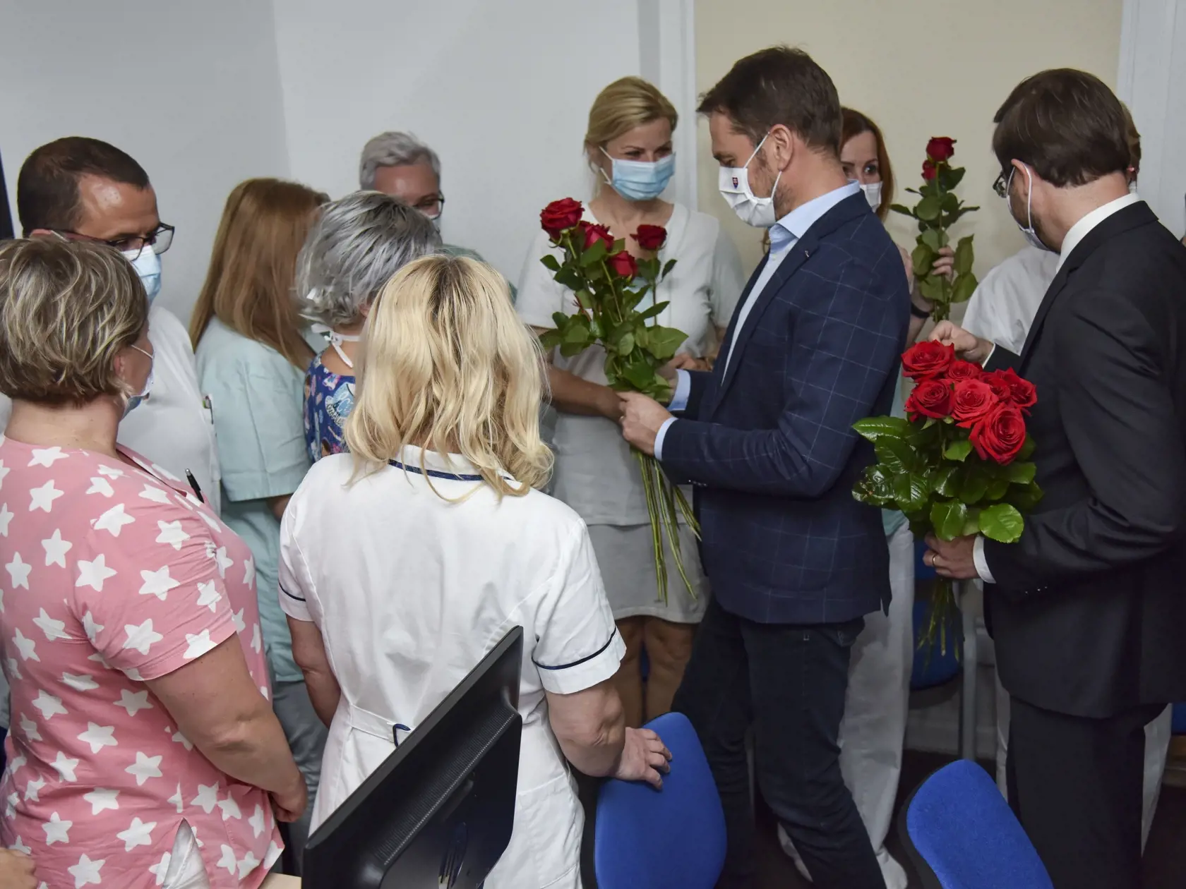 Na snímke sprava minister zdravotníctva SR Marek Krajčí a predseda vlády SR Igor Matovič  počas zablahoželania zdravotným sestrám pri príležitosti Medzinárodného dňa sestier a pôrodných asistentiek v Detskom kardiocentre v Bratislave 12. mája 2020. FOTO TASR - Pavol Zachar