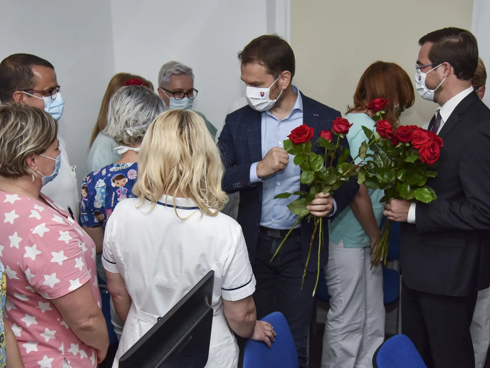 Na snímke sprava minister zdravotníctva SR Marek Krajčí a predseda vlády SR Igor Matovič  počas zablahoželania zdravotným sestrám pri príležitosti Medzinárodného dňa sestier a pôrodných asistentiek v Detskom kardiocentre v Bratislave 12. mája 2020. FOTO TASR - Pavol Zachar
