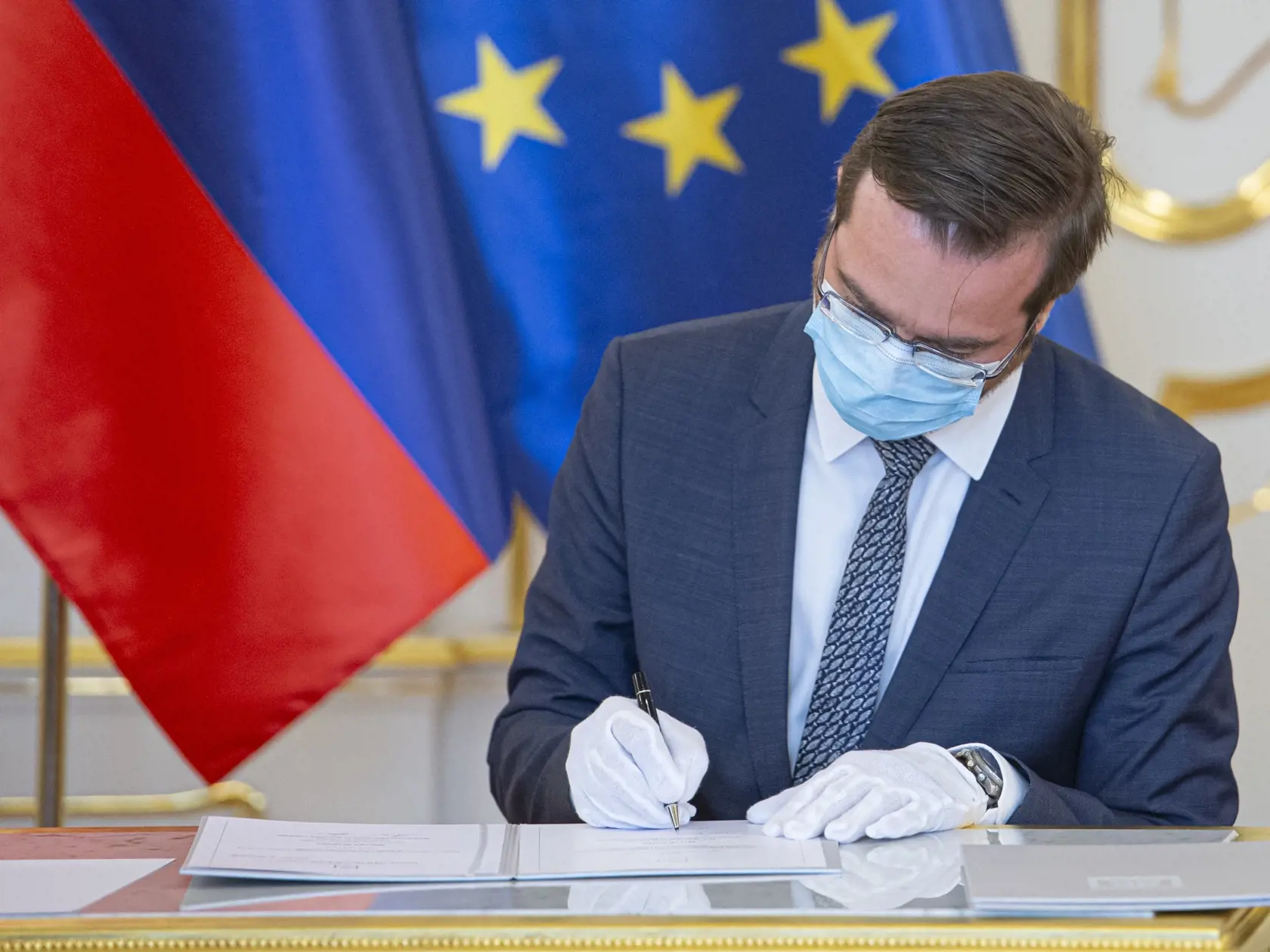 Na snímke minister zdravotníctva SR Marek Krajčí (OĽaNO) podpisuje menovací dekrét v Prezidentskom paláci v Bratislave, 21. marca 2020. FOTO TASR - Michal Svítok