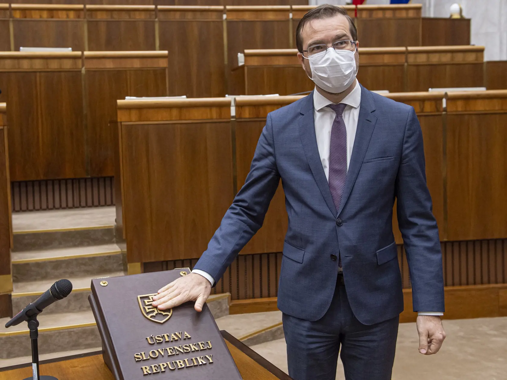 Na snímke Marek Krajčí (OĽaNO) s ochranným rúškom na tvári skladá poslanecký sľub počas ustanovujúcej schôdze Národnej rady Slovenskej republiky (NR SR) VIII. volebného obdobia 20. marca 2020 v Bratislave. FOTO TASR - Michal Svítok 
