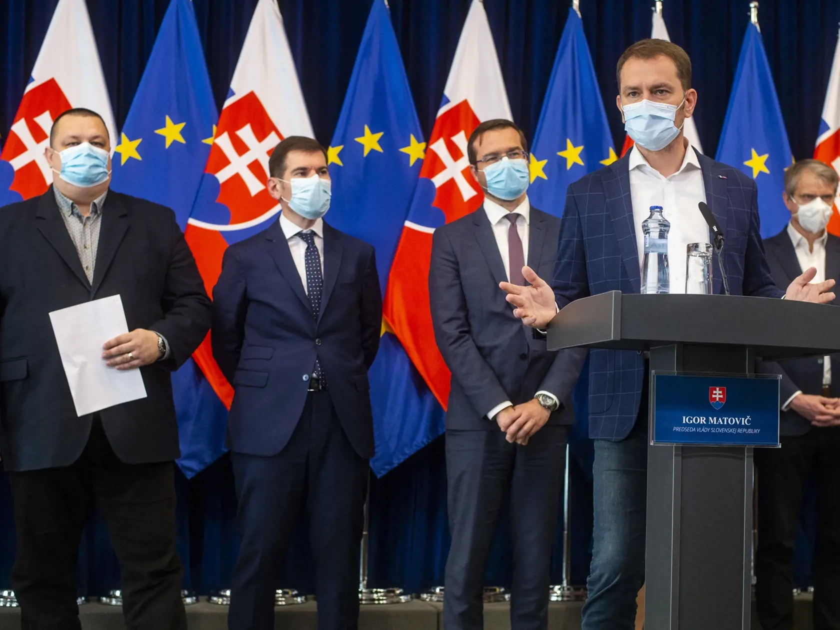 Na snímke zľava hlavný hygienik SR Ján Mikas, predseda Asociácie súkromných laboratórií Slovenska Peter Lednický, minister zdravotníctva SR Marek Krajčí (OĽaNO), predseda vlády SR Igor Matovič (OĽaNO), člen permanentného krízového štábu a expert na biochémiu Robert Mistrík počas tlačovej konferencie po kľúčovom stretnutí so zástupcami slovenských laboratórií 26. marca 2020 v Bratislave. FOTO TASR -  Jakub Kotian