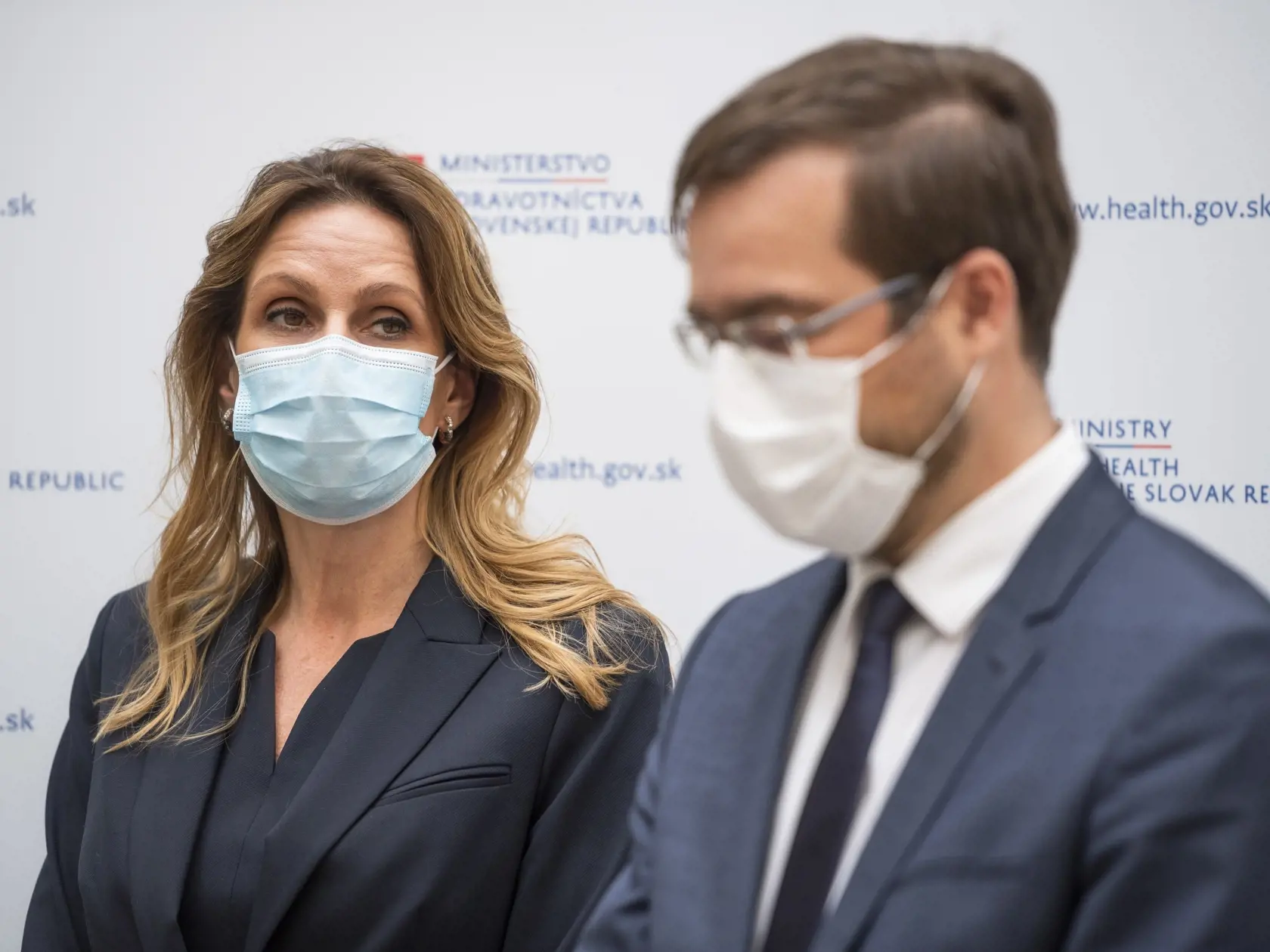Na snímke zľava generálna riaditeľka Národnej transfúznej služby SR Renáta Dundová a minister zdravotníctva SR Marek Krajčí počas tlačového brífingu k darcovstvu krvi počas obdobia koronavírusu v Bratislave 30. marca 2020. FOTO TASR - Jaroslav Novák