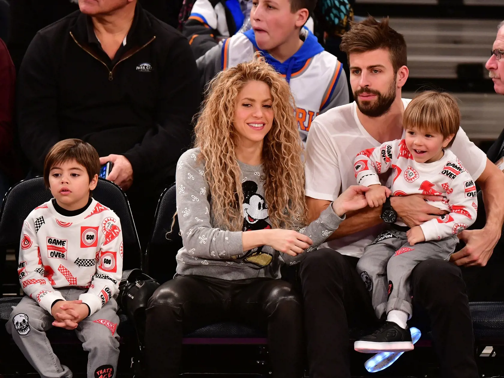 Shakira s manželom Piquem a synmi Sashom a Milanom