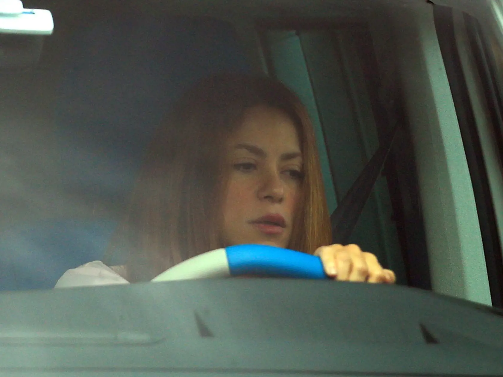 Novinári Shakire po rozchode nedajú pozor a striehnu na ňu prakticky zakaždým, keď sa objaví na verejnosti. Kolumbijčanka prežíva ťažké týždne, nielen kvôli rozchodu. Podľa španielskych médií nespáva, navštevuje psychológa a hrozí jej dokonca väzenie kvôli problémom s daňami.