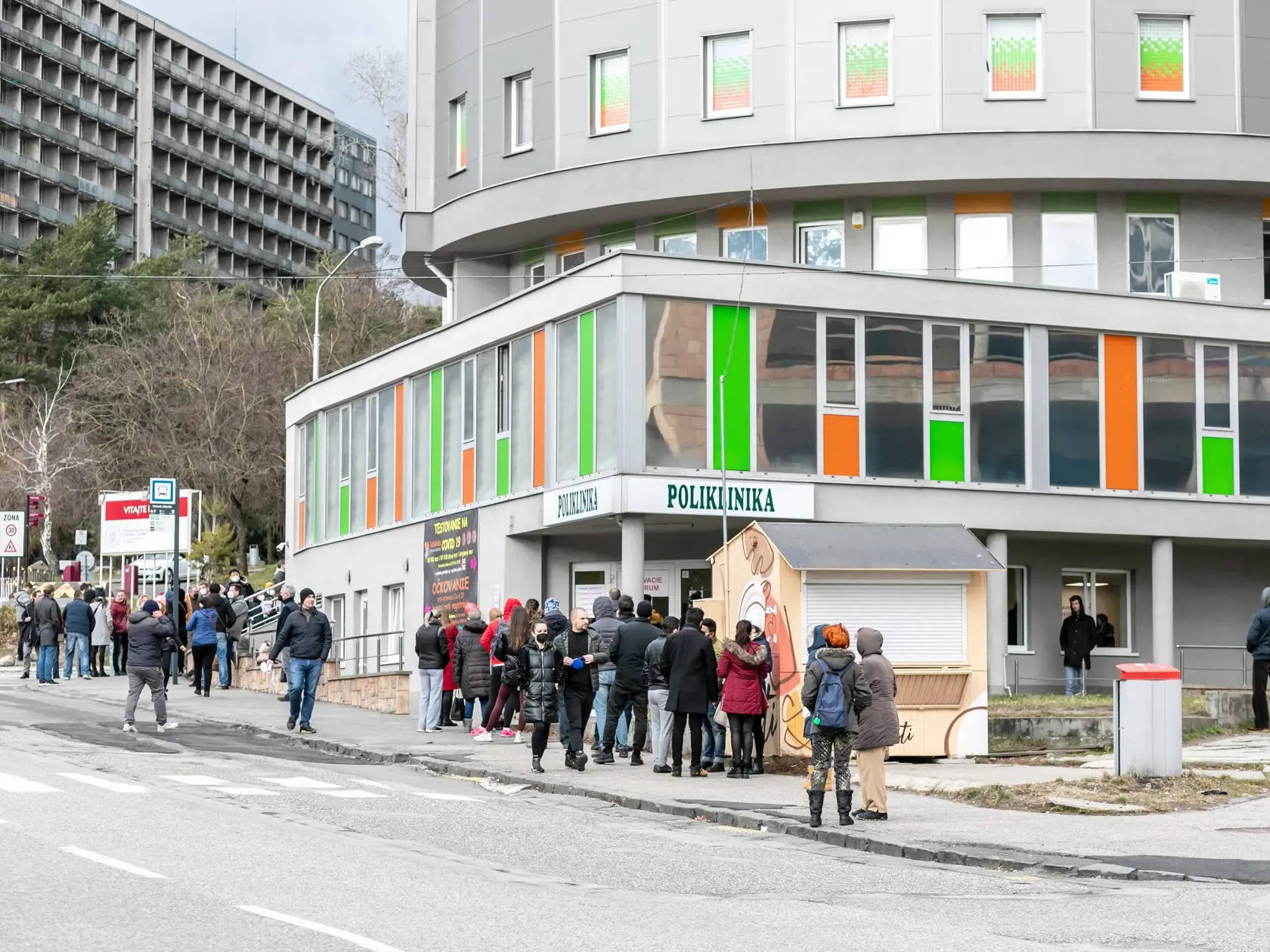 Na snímke je poliklinika v Mlynskej doline, kde sa očkuje proti Covid-19. 