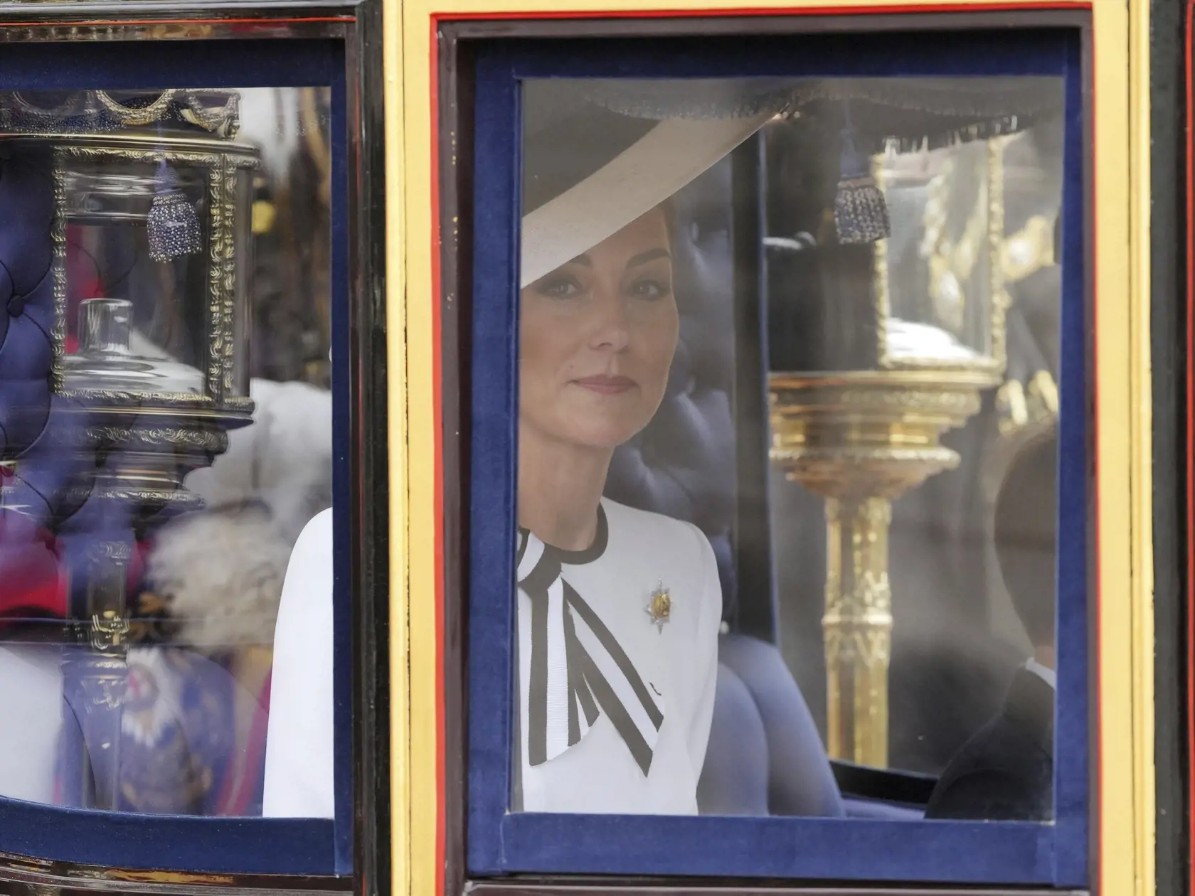WA 26 Londýn - Kate, princezná z Walesu prichádza v koči na vojenskú prehliadku Trooping the Colour na počesť narodenín britského kráľa Karola III. v Londýne v sobotu 15. júna 2024. Koná sa tradične v júni, narodeniny má Karol III. až 14. novembra.  Britská princezná Catherine sa zúčastní na slávnostnej vojenskej prehliadke Trooping the Colour. Pôjde o jej prvé verejné vystúpenie od začiatku roka, informuje TASR podľa správy agentúry AP. FOTO TASR/AP

Britain's Kate, Princess of Wales travels al
