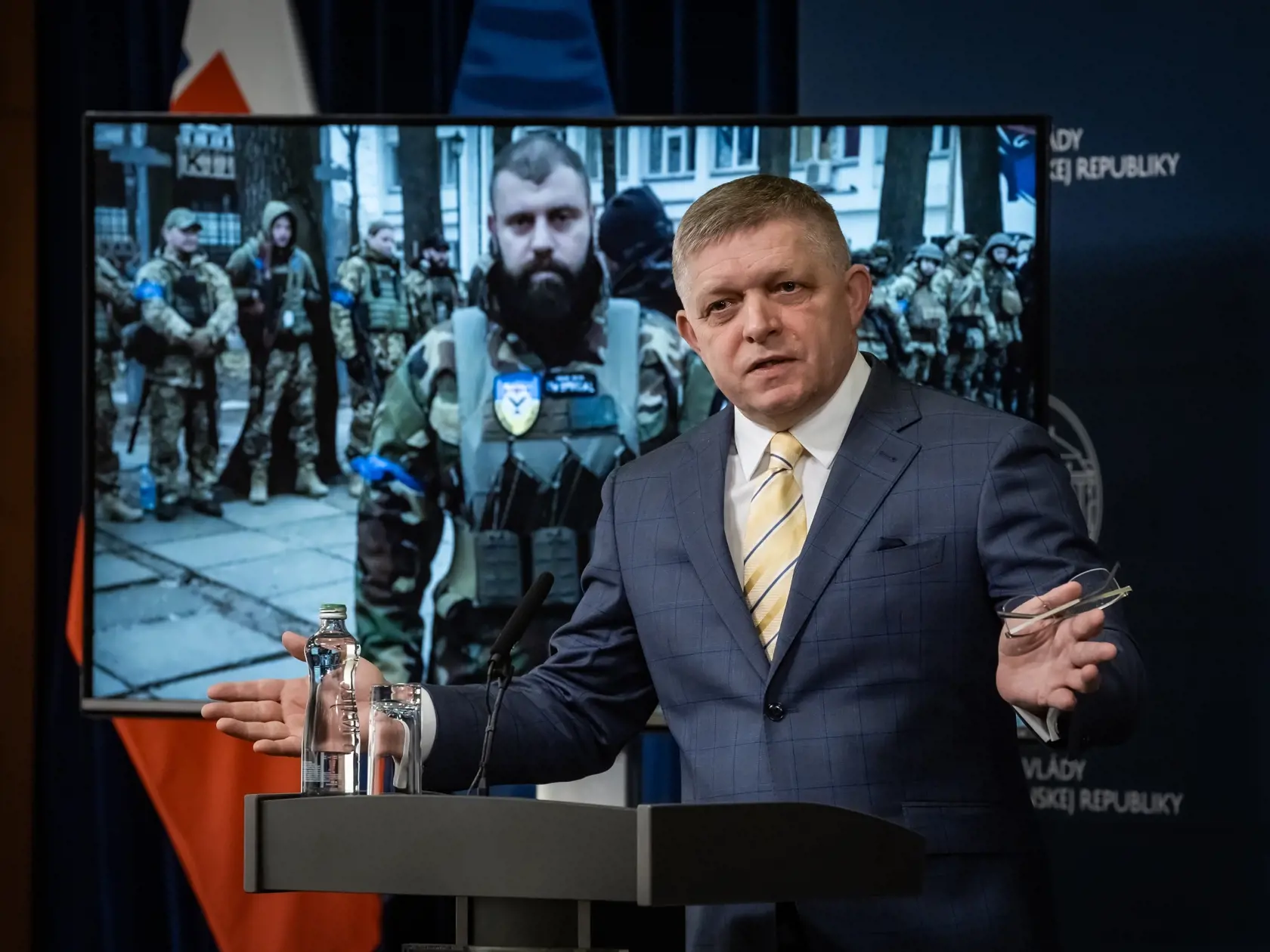 Predseda vlády Robert Fico (Smer-SD) gestikuluje pred fotografiou, na ktorej je veliteľ Gruzínskej národnej légie Mamuka Mamulašvili počas tlačovej konferencie v Bratislave v piatok 31. januára 2025. Fico obvinil Gruzínsku národnú légiu a jej veliteľa Mamulašviliho zo zapojenia sa do organizovania protestov na Slovensku s cieľom urobiť v krajine štátny prevrat. Na légiu sú podľa neho napojení opoziční predstavitelia aj nepolitickí organizátori protestov zo združenia Mier Ukrajine. Premiér zároveň tvrdí, že Gruzínsku národnú légiu riadi ukrajinská rozviedka. Dodal, že Mamulašvili je jednou z osôb, ktoré Slovensko zaradilo na blokačný zoznam. Na tlačovej konferencii prezentoval aj fotografie, ktoré podľa neho prepojenia légie či jej veliteľa na Slovensko dokazujú. FOTO TASR - Úrad vlády SR