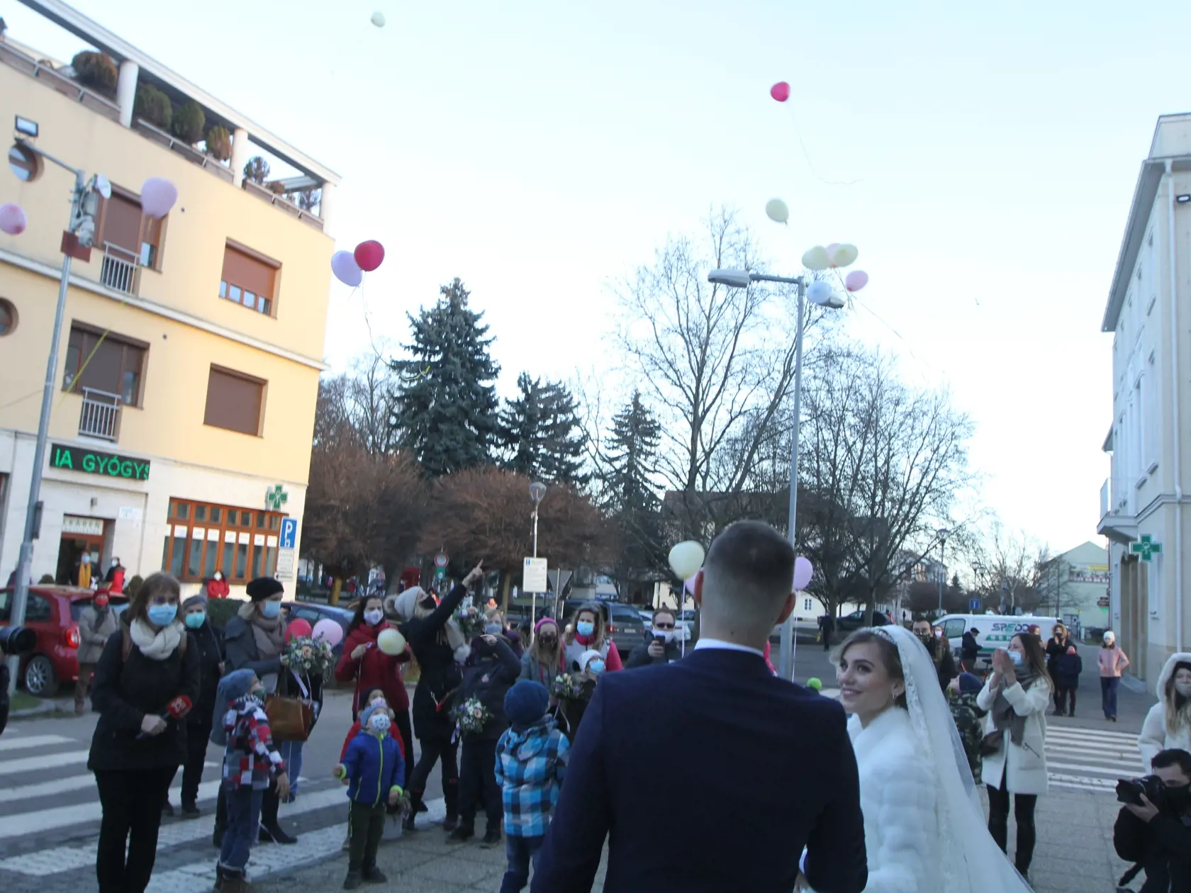 Dominika Stará má za sebou konečne svoj vysnívaný svadobný deň. V kostole Nenebovzatia Panny Márie v Šamoríne, si vzala Michala Jurenu.