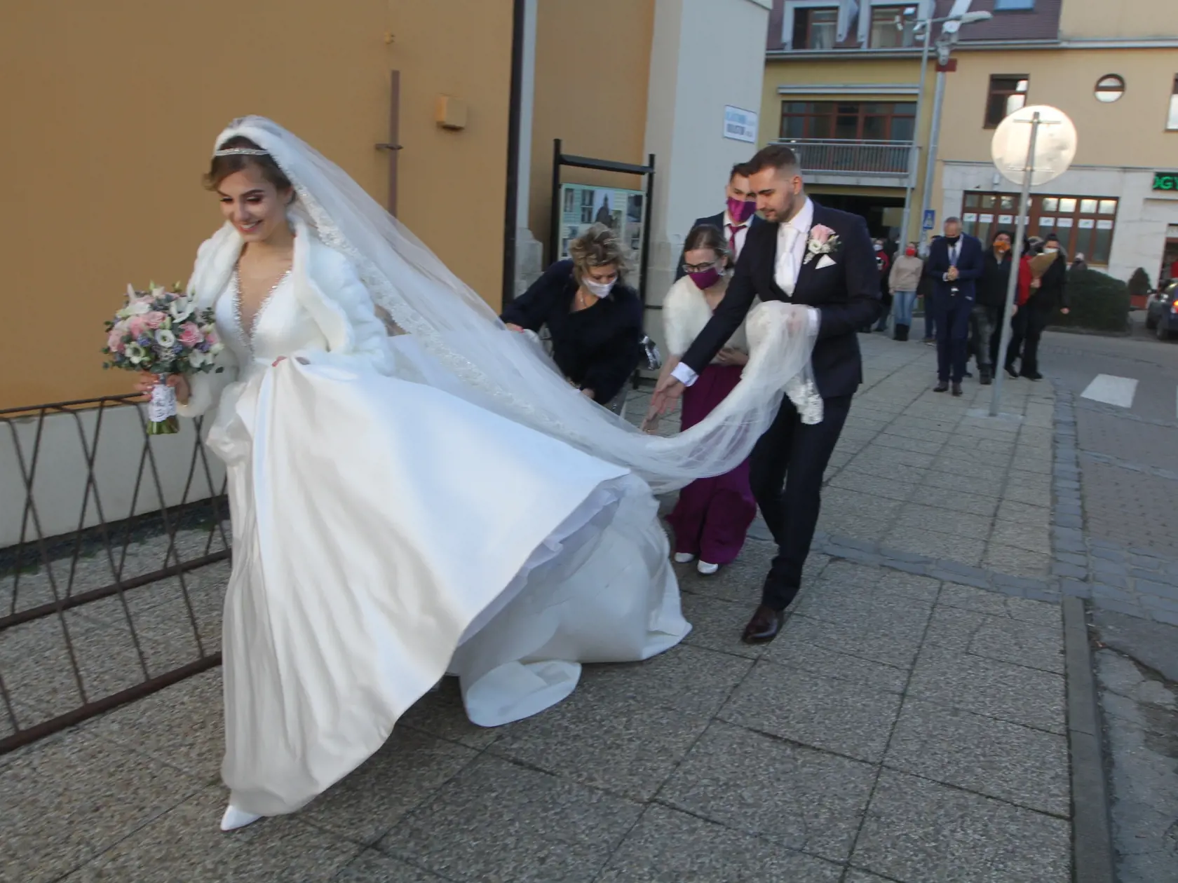 Dominika Stará má za sebou konečne svoj vysnívaný svadobný deň. V kostole Nenebovzatia Panny Márie v Šamoríne, si vzala Michala Jurenu.
