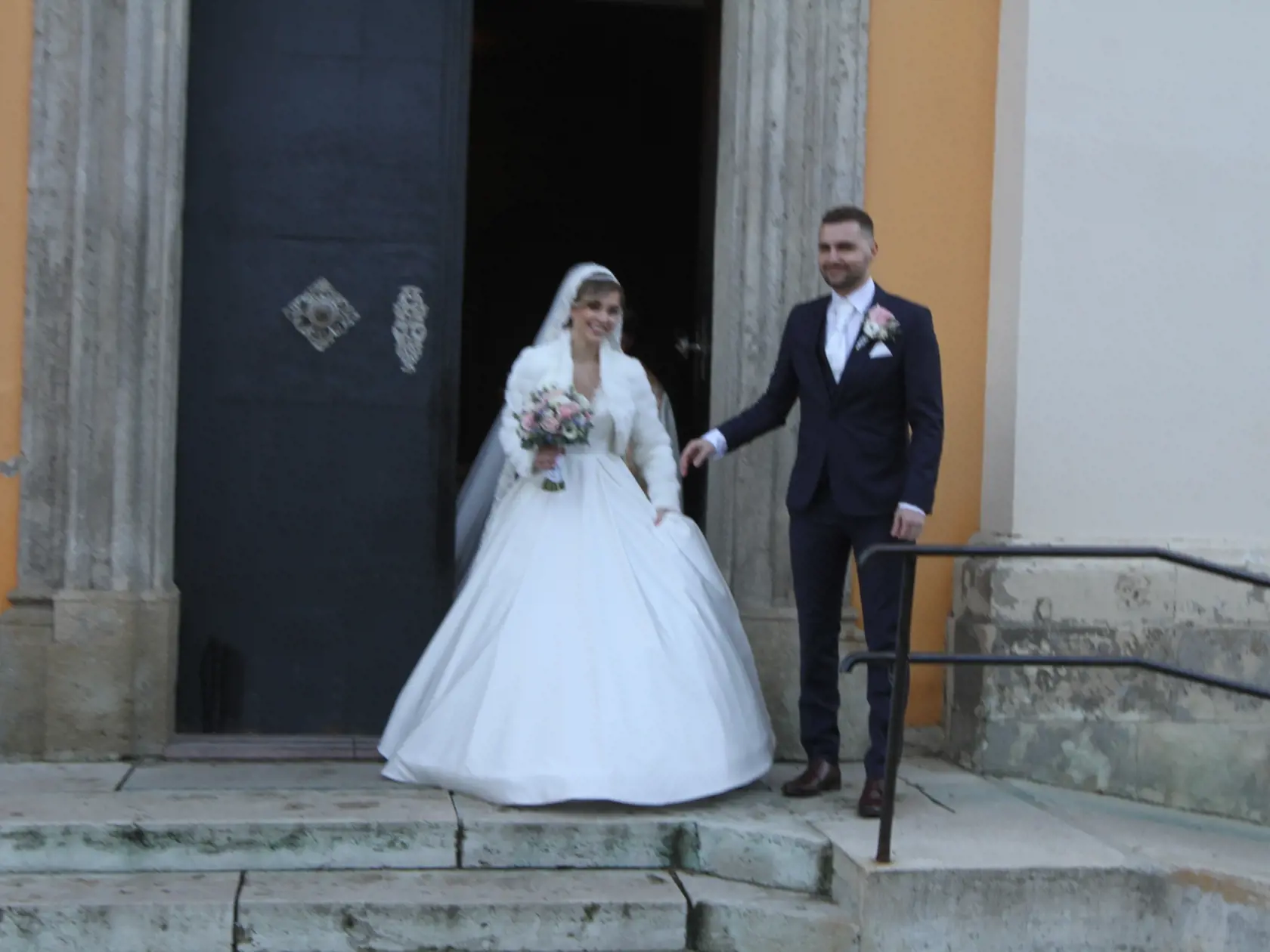 Dominika Stará má za sebou konečne svoj vysnívaný svadobný deň. V kostole Nenebovzatia Panny Márie v Šamoríne, si vzala Michala Jurenu.