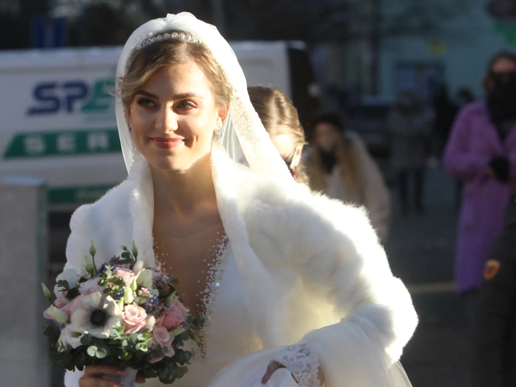 Dominika Stará má za sebou konečne svoj vysnívaný svadobný deň. V kostole Nenebovzatia Panny Márie v Šamoríne, si vzala Michala Jurenu.