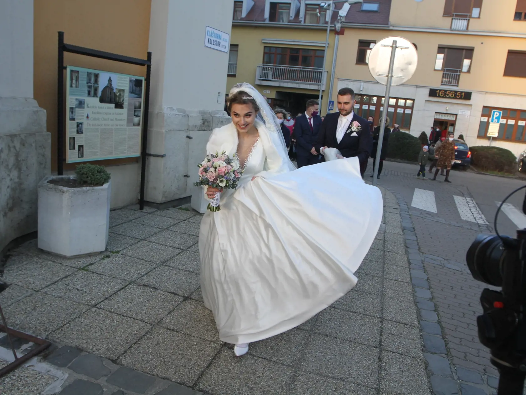 Dominika Stará má za sebou konečne svoj vysnívaný svadobný deň. V kostole Nenebovzatia Panny Márie v Šamoríne, si vzala Michala Jurenu.