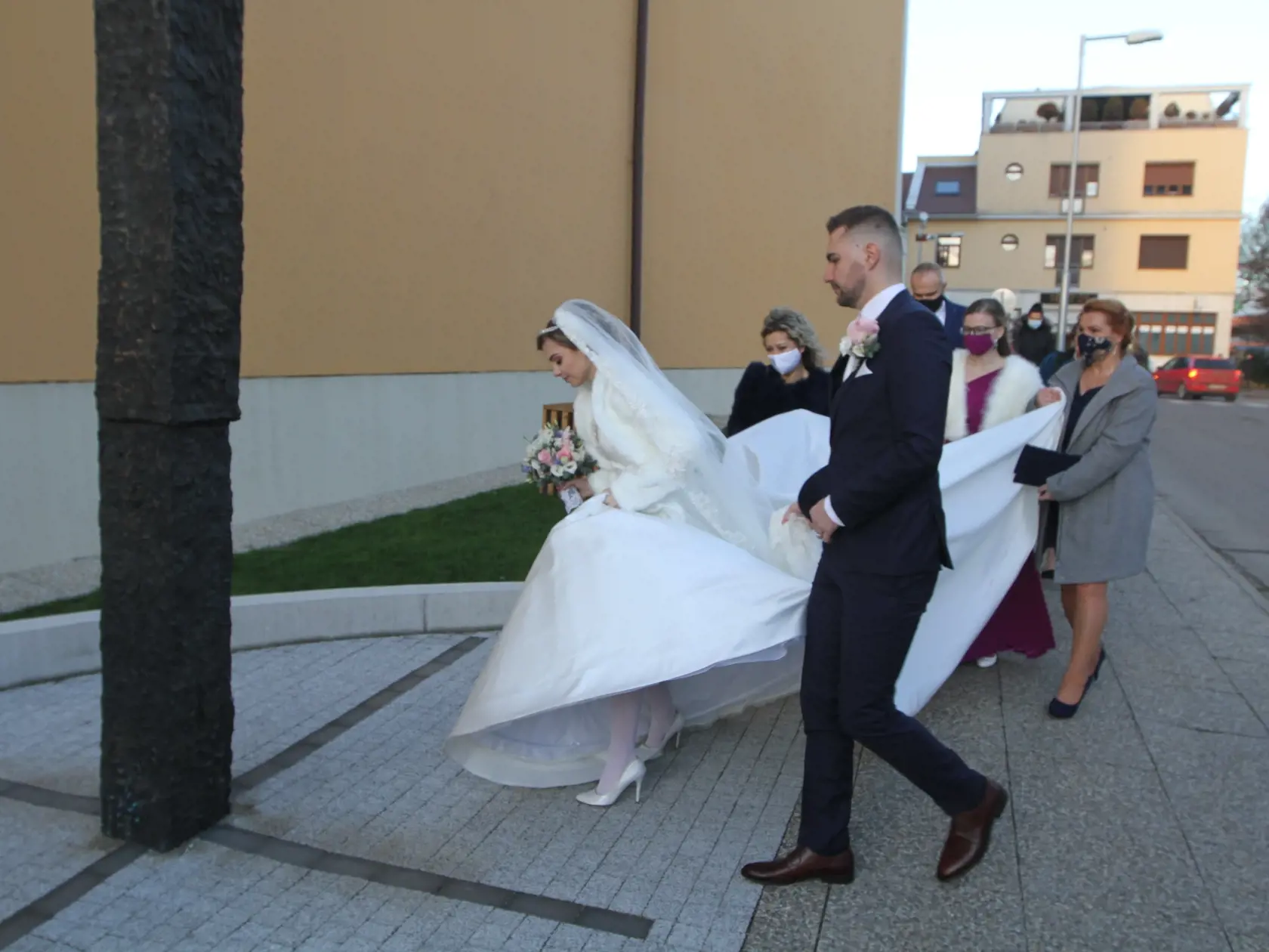 Dominika Stará má za sebou konečne svoj vysnívaný svadobný deň. V kostole Nenebovzatia Panny Márie v Šamoríne, si vzala Michala Jurenu.