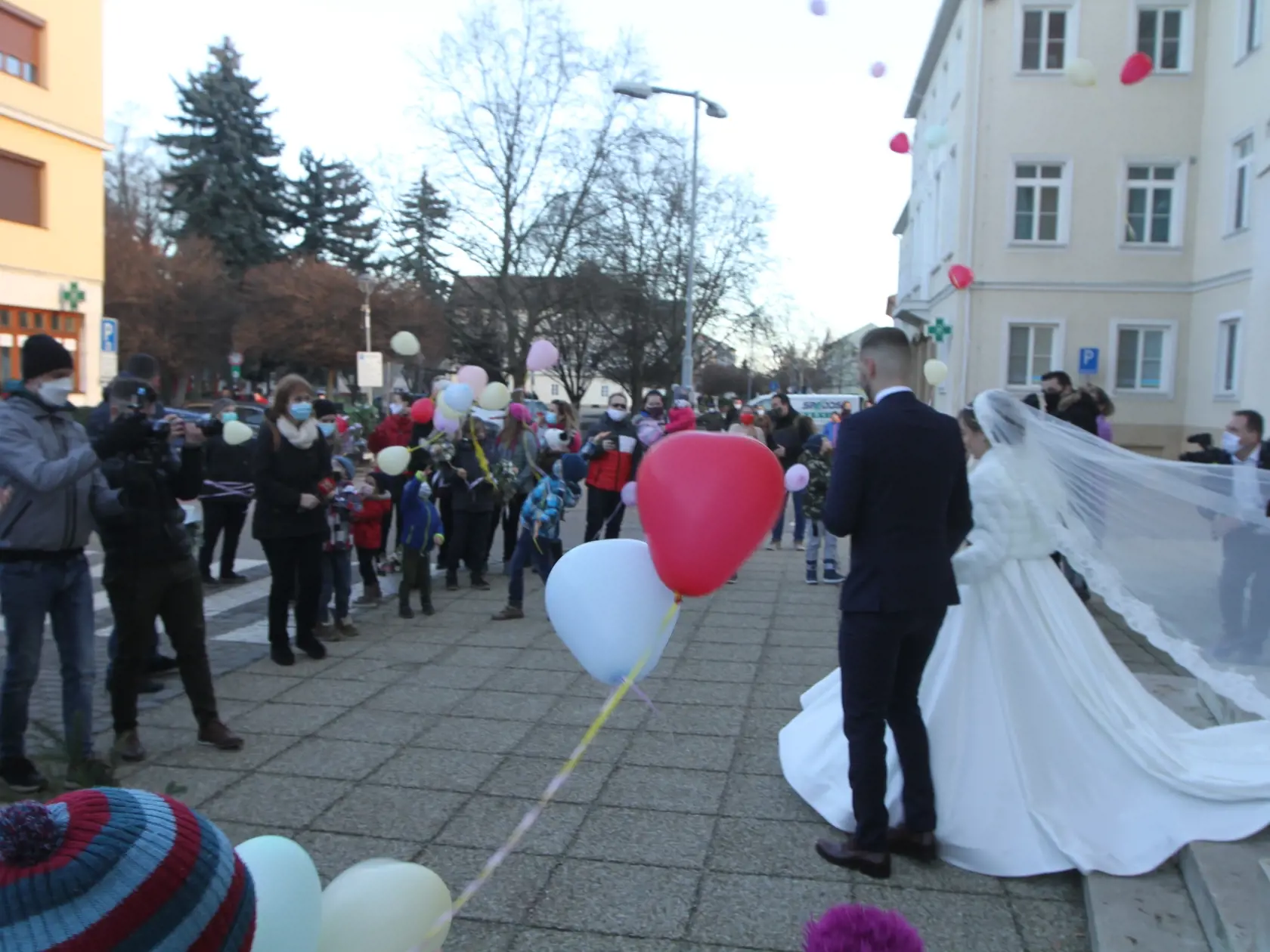 Dominika Stará má za sebou konečne svoj vysnívaný svadobný deň. V kostole Nenebovzatia Panny Márie v Šamoríne, si vzala Michala Jurenu.