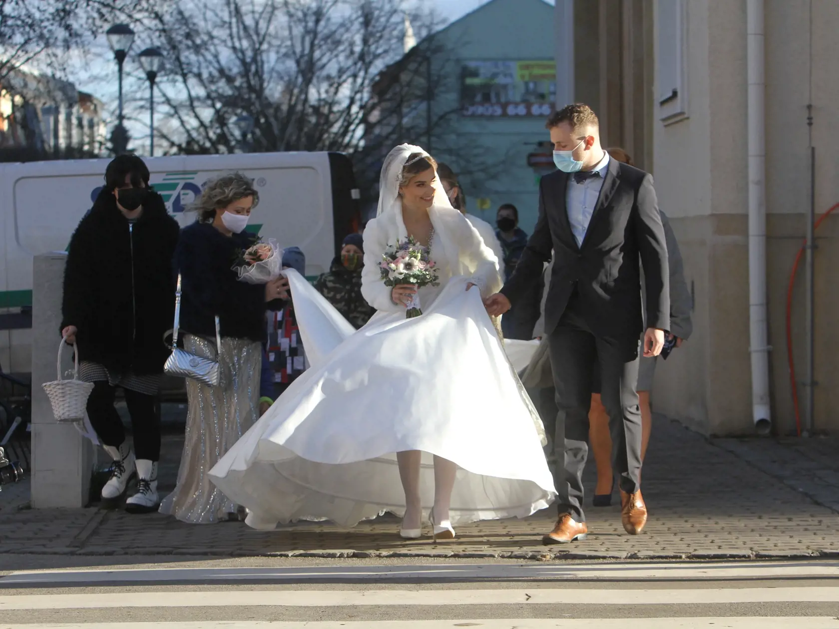 Dominika Stará má za sebou konečne svoj vysnívaný svadobný deň. V kostole Nenebovzatia Panny Márie v Šamoríne, si vzala Michala Jurenu.