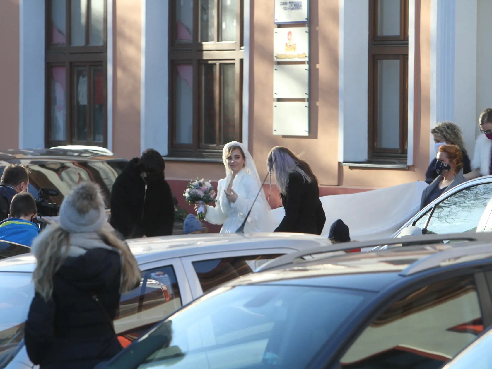 Dominika Stará má za sebou konečne svoj vysnívaný svadobný deň. V kostole Nenebovzatia Panny Márie v Šamoríne, si vzala Michala Jurenu.