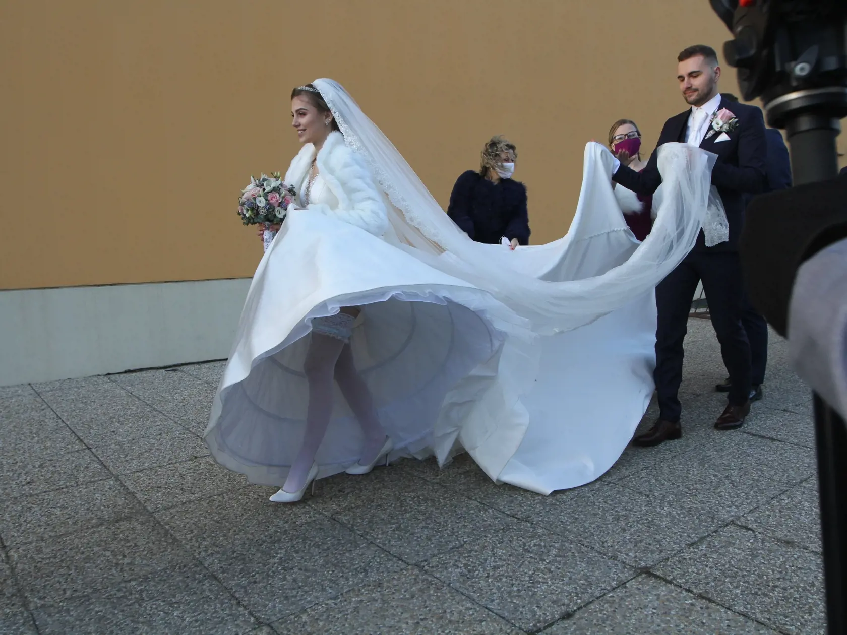 Dominika Stará má za sebou konečne svoj vysnívaný svadobný deň. V kostole Nenebovzatia Panny Márie v Šamoríne, si vzala Michala Jurenu.