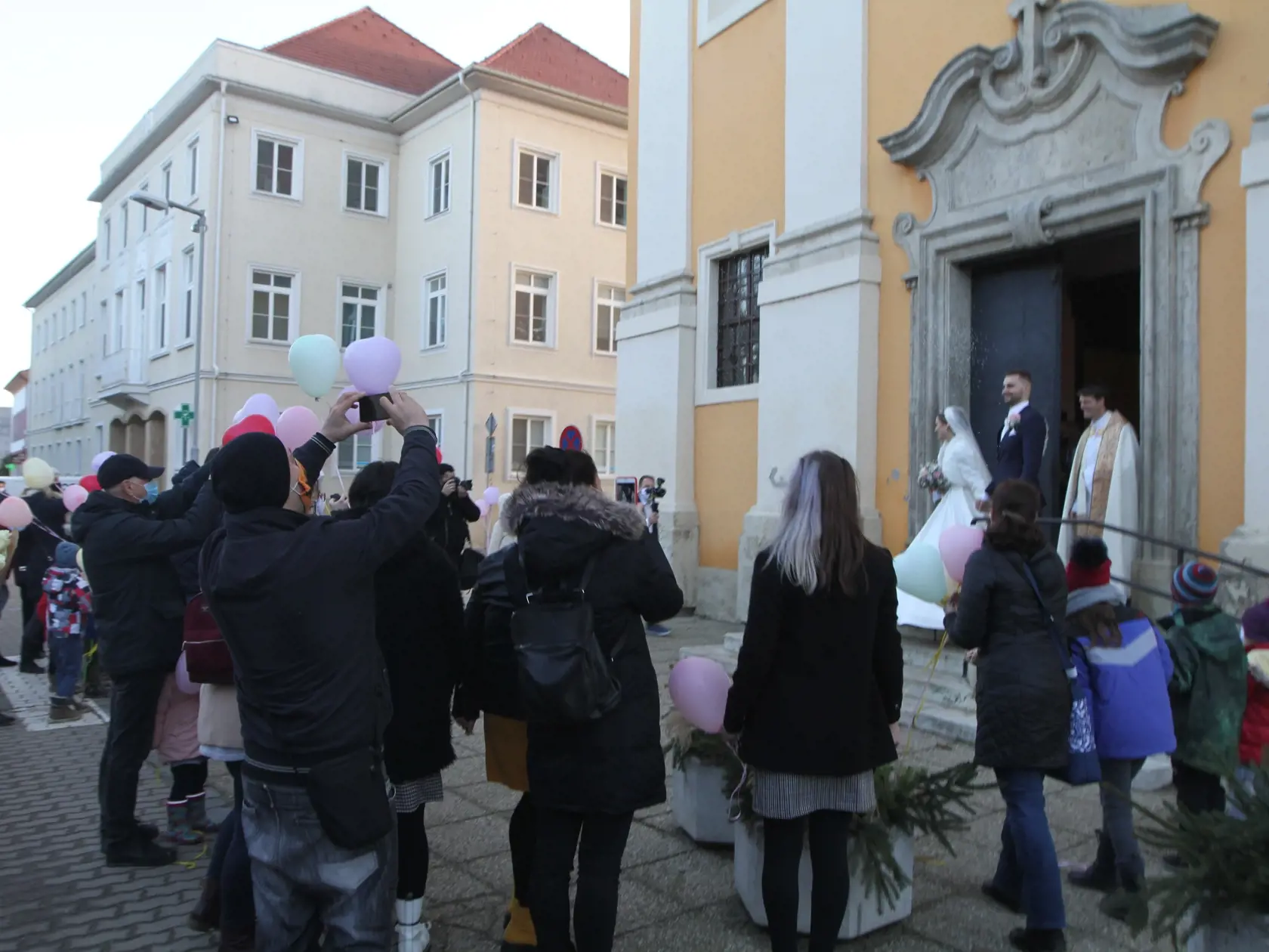 Dominika Stará má za sebou konečne svoj vysnívaný svadobný deň. V kostole Nenebovzatia Panny Márie v Šamoríne, si vzala Michala Jurenu.