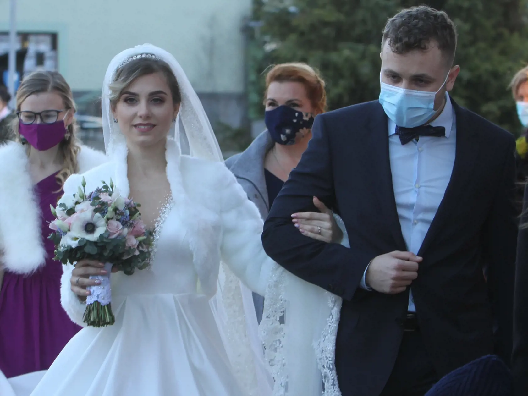 Dominika Stará má za sebou konečne svoj vysnívaný svadobný deň. V kostole Nenebovzatia Panny Márie v Šamoríne, si vzala Michala Jurenu.