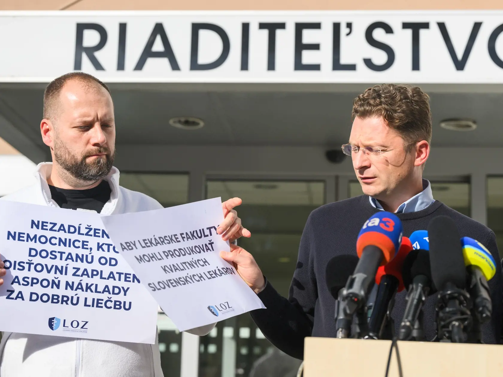 Na snímke zľava podpredseda Lekárskeho Odborového Združenia (LOZ) Miroslav Mendel a predseda Lekárskeho odborového združenia (LOZ) Peter Visolajský počas tlačovej konferencie LOZ  na tému: Avizované kroky lekárov sa stávajú skutočnosťou. V Bratislave 29. októbra 2024. FOTO TASR - Jaroslav Novák