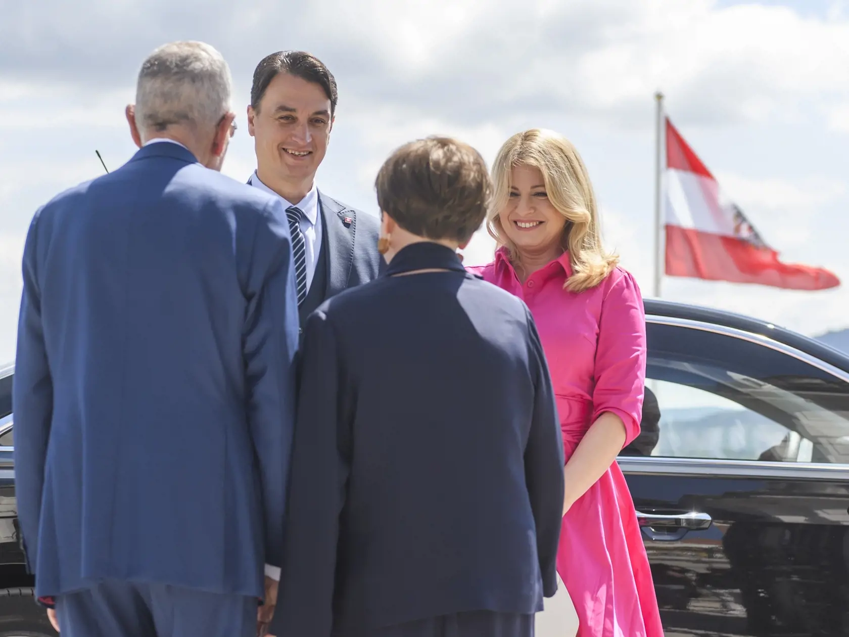 Na snímke zľava tvárou partner prezidentky SR Juraj Rizman, prezidentka SR Zuzana Čaputová, prvá dáma Rakúska Doris Schmidauerová a prezident Rakúska Alexander Van der Bellen sa vítajú počas stretnutia na zámku Schloss Hof v stredu 29. mája 2024. Rakúsky prezident Alexander Van der Bellen sa na zámku Schloss Hof v Dolnom Rakúsku stretol s odchádzajúcou prezidentkou SR Zuzanou Čaputovou. Udelil jej vyznamenanie Čestný odznak Za zásluhy o Rakúsku republiku. FOTO TASR - Jaroslav Novák