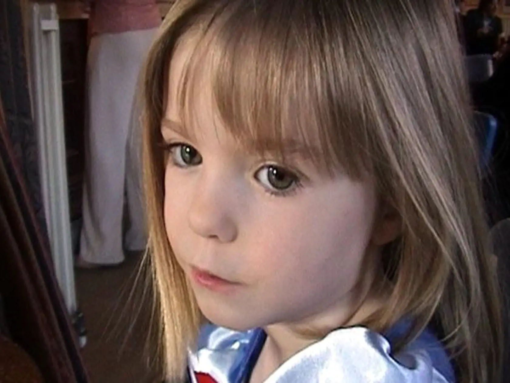 a archívnej snímke z marca 2007 trojročné britské dievčatko Madeleine McCannová. Britská polícia začala vlastné vyšetrovanie zmiznutia malej Madeleine McCannovej a chce vypátrať 38 "záujmových osôb", ktoré sú v prípade podozrivé.