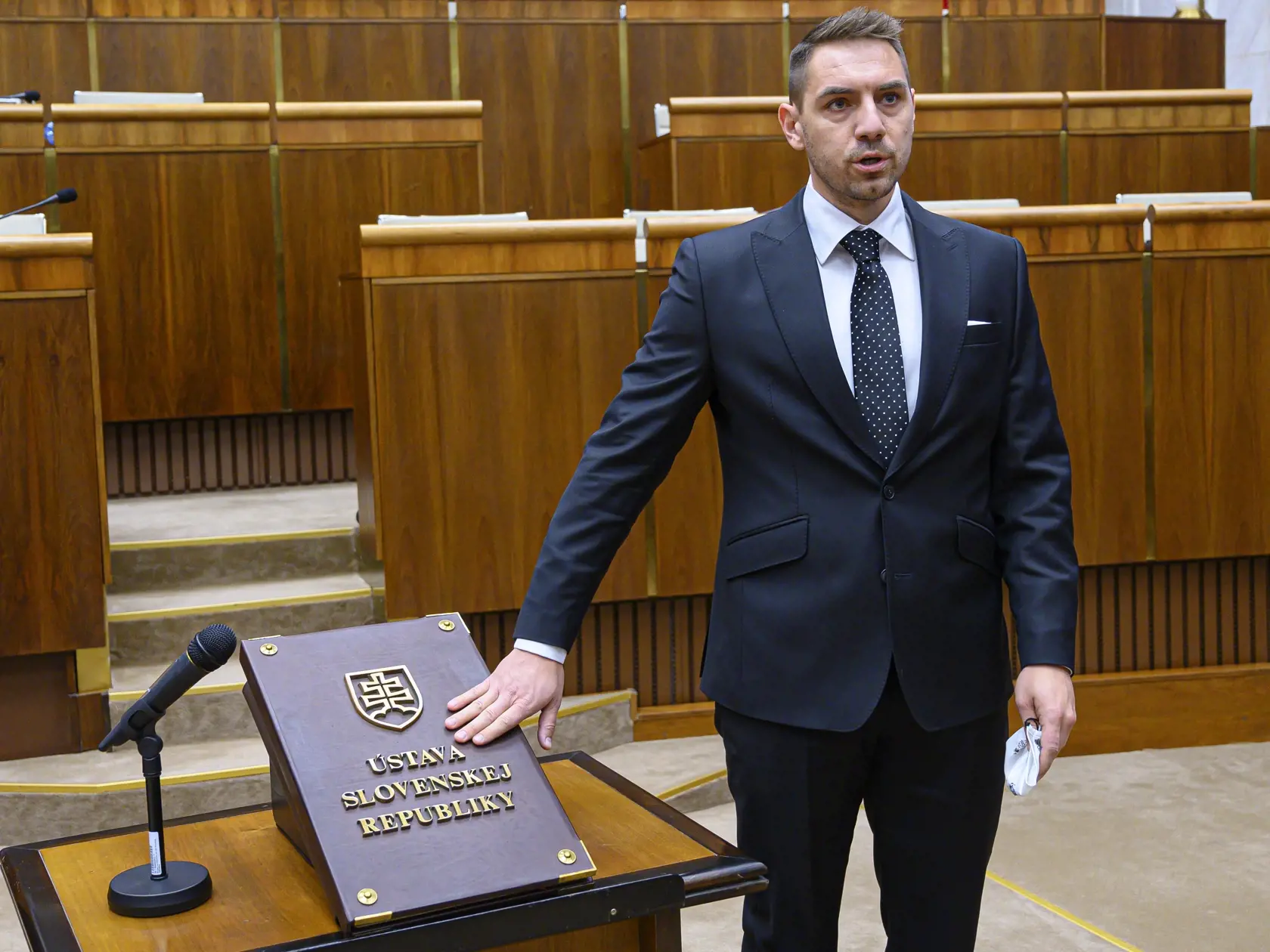 Politológ Štefančík "Komunikačná stratégia pána Gyimesiho smeruje k jednému a to, postaviť sa do čela politicky aktívnych Maďarov žijúcich na Slovensku. Ohľadom vyjadrení na adresu pána Klusa a Korčoka - tie boli naozaj nemiestne. Pán poslanec naozaj ako keby zabudol v akej koalícii je a nemal by zabúdať na to, že žijeme v 21. storočí kedy sa národnostné konflikty z minulosti vytratili." pokračovanie nájdete na nasledujúcej strane.