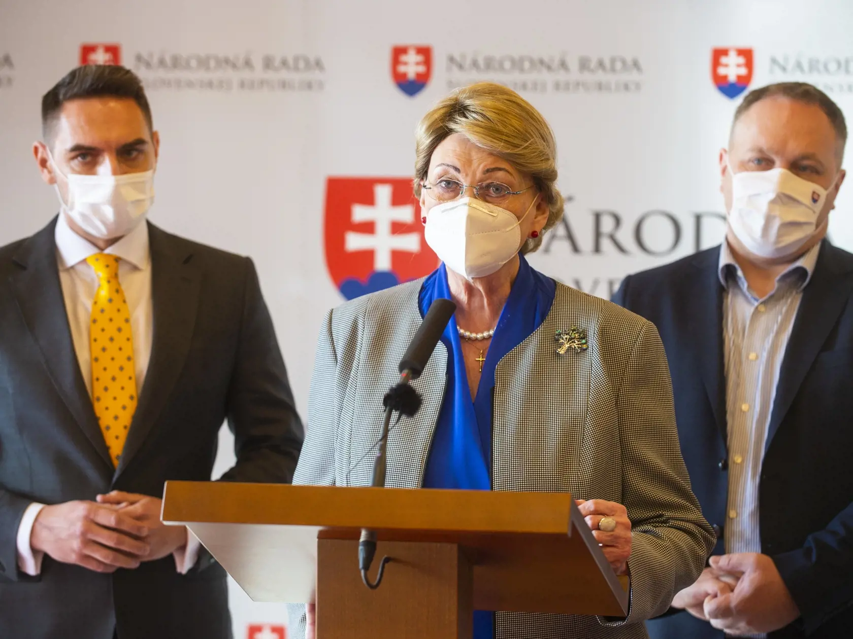 Na snímke poslanci hnutia OĽaNO zľava Juraj Gyimesi, Anna Záborská a Richard Vašečka počas tlačovej konferencie na tému: Sčítanie obyvateľstva 2021 v Bratislave 27. januára 2021. FOTO TASR - Jakub Kotian