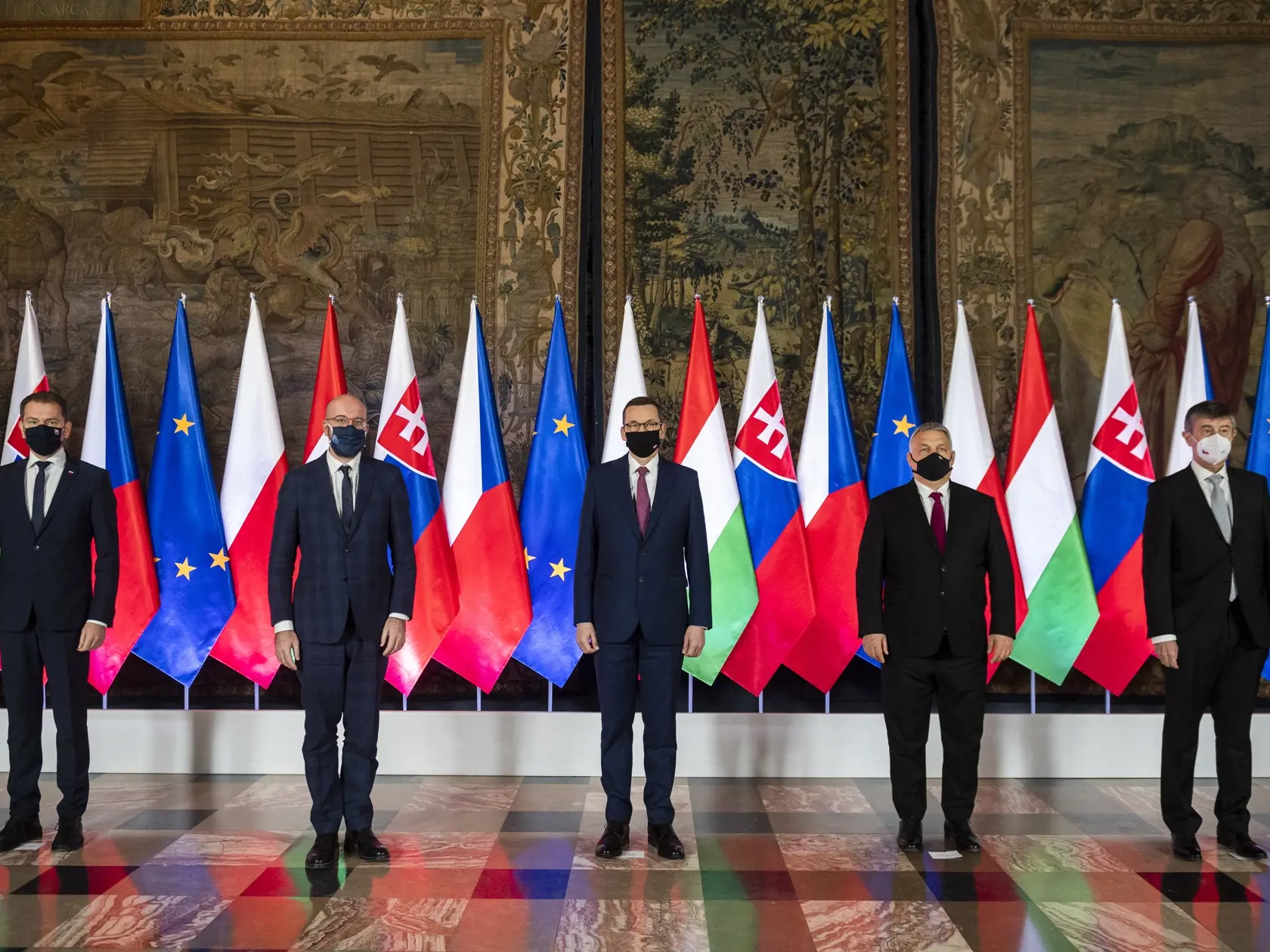 Na snímke zľava slovenský predseda vlády Igor Matovič, predseda Európskej rady Charles Michel, poľský predseda vlády Mateusz Morawiecki, maďarský predseda vády Viktor Orbán a český predseda vlády Andrej Babiš počas spoločnej fotografie na kráľovskom hrade Wawel  pred plenárnym zasadnutím predsedov vlád Vyšehradskej skupiny (V4) s predsedom Európskej rady Charlesom Michelom a prostredníctvom online s predsedníčkou Európskej komisie Ursulou von der Leyenovou v Krakove 17. februára 2021. FOTO TASR 