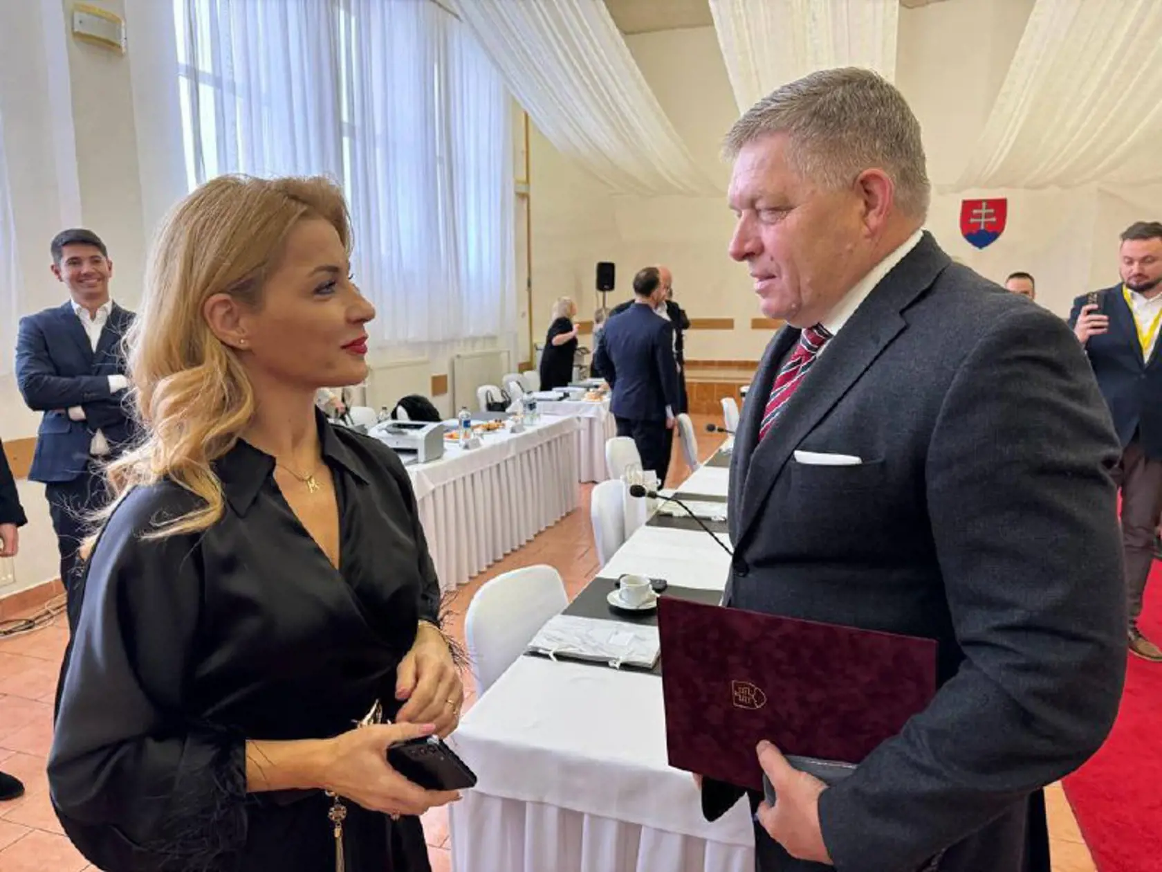 „Pán premiér, všetko najlepšie a veľa síl do ďalších rokov! Ďakujeme za Vašu prácu pre slovenský národ. A za slová podpory a povzbudenia, ktoré vyjadrujete aj nám členom vlády,“ zagratulovala Šimkovičová Robertovi Ficovi.