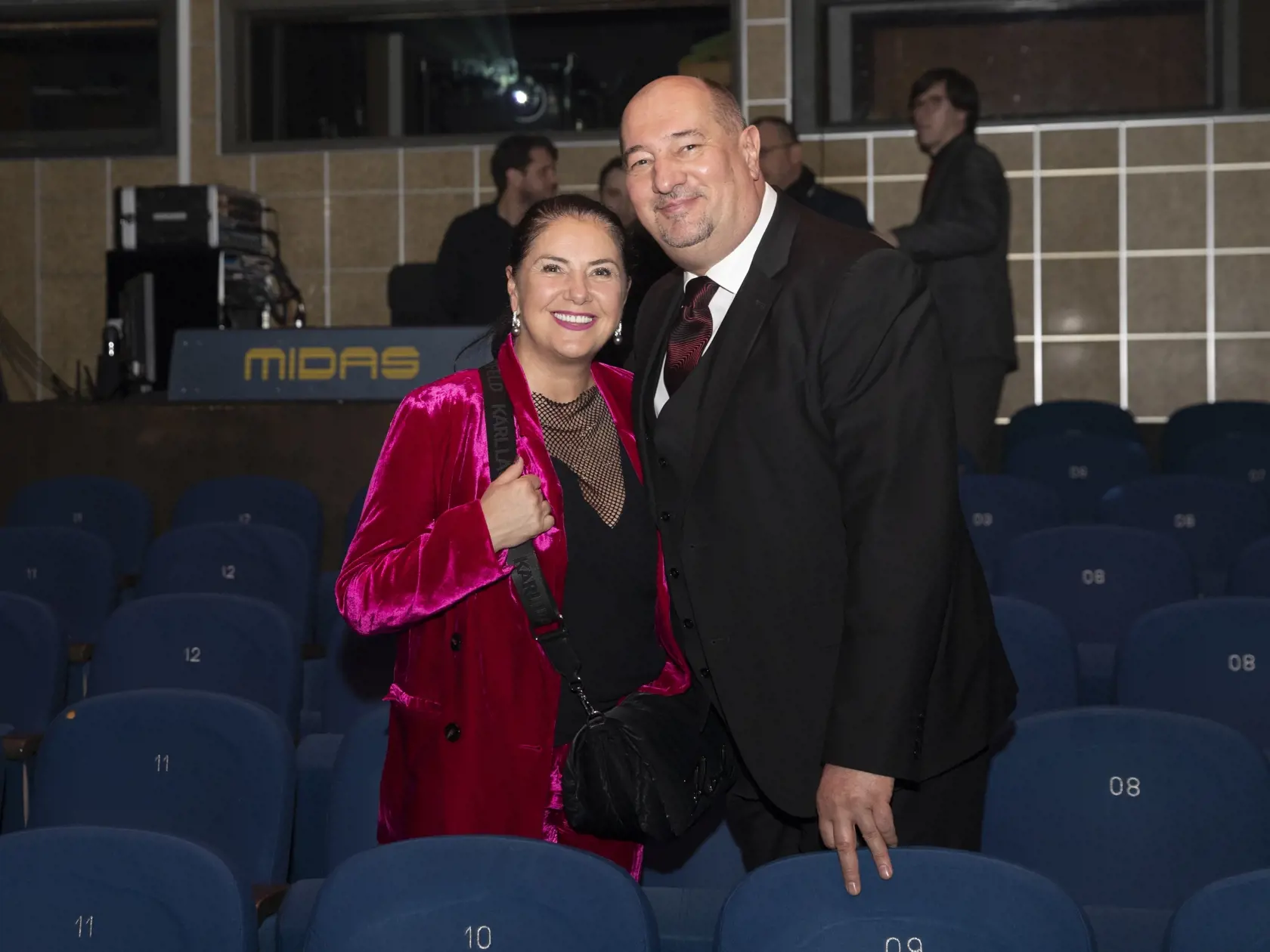  Na snímke je premiéra muzikálu Oliver.
Moderátorka Iveta Malachovská s manželom