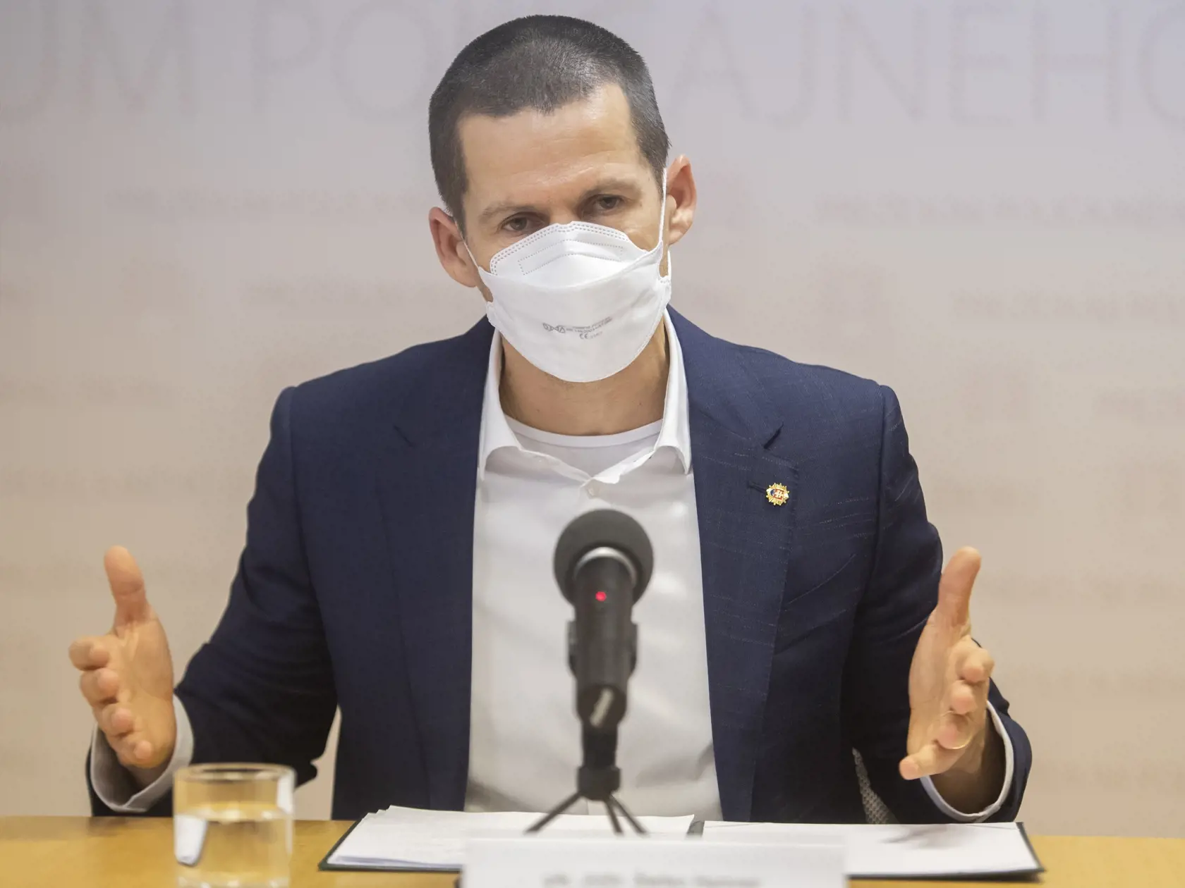 "V súčasnom štádiu vyšetrovania Policajný zbor už disponuje informáciami, ktoré nemá k dispozícii široká verejnosť, politici a ani médiá. Z uvedeného dôvodu by som chcel vyzvať verejnosť a politikov, aby boli v prípade napadnutia maloletého dievčaťa vo svojich vyjadreniach zdržanliví a nechali pracovať policajtov, profesionálov, ktorí sa prípadu intenzívne venujú," vysvetľoval Hamran.