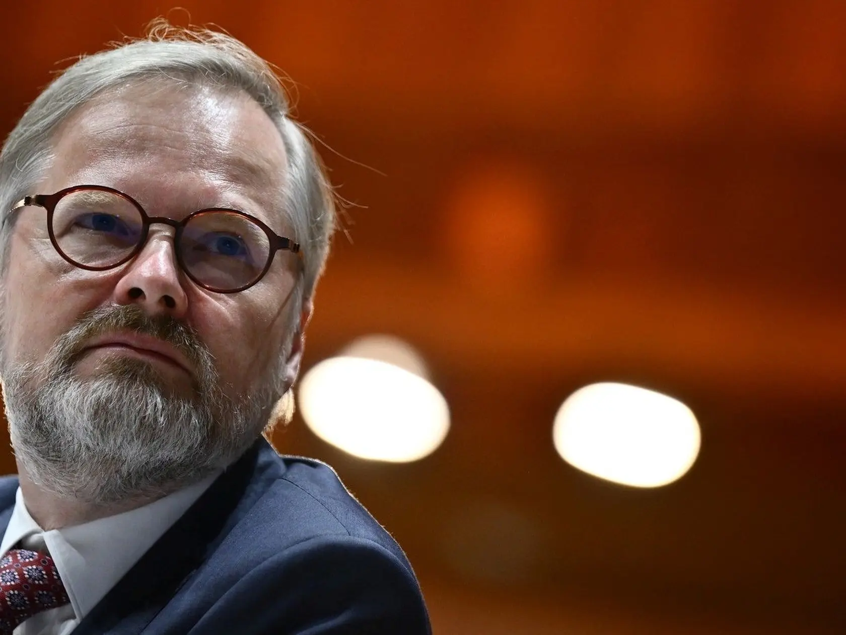 Na účte Fialu a tiež koalície SPOLU sa objavili falošné príspevky, napríklad informácie o údajnom útoku Rusov na české jednotky pri Kaliningrade. Premiérova hovorkyňa Lucie Michut Ješátková neskôr potvrdila, že príspevok bol podvrh a po niekoľkých minútach z účtu zmizol.