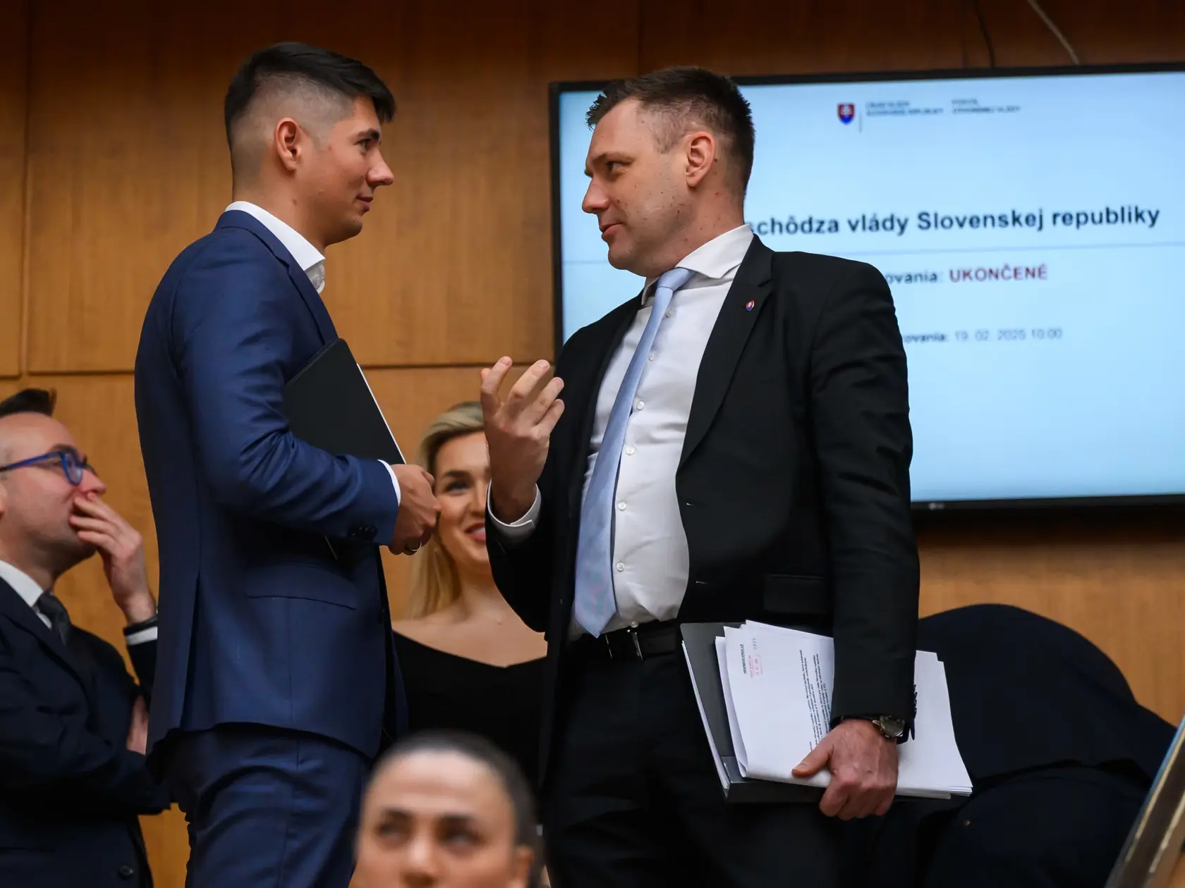 Zľava šéf zboru poradcov premiéra Erik Kaliňák (Smer) a podpredseda vlády a minister životného prostredia SR Tomáš Taraba (nominant SNS) po schôdzi vlády SR v Bratislave 19. februára 2025.