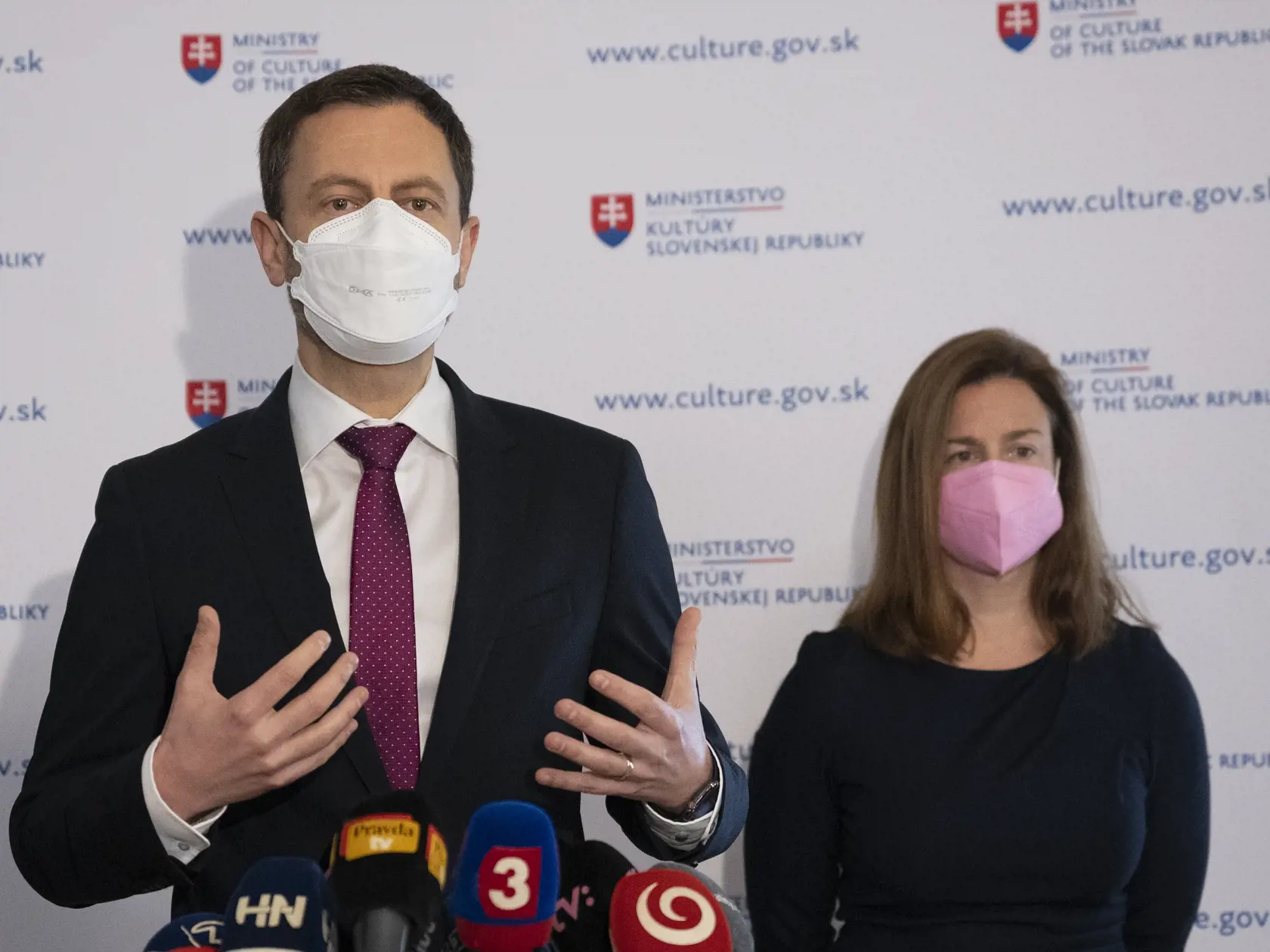 Na snímke vľavo predseda vlády SR Eduard Heger a vpravo ministerka kultúry SR Natália Milanová (obaja OĽANO) počas tlačovej konferencie k finančnej pomoci kultúre počas pandémie ochorenia COVID-19 v pondelok 6. decembra 2021 v Bratislave. FOTO TASR - Pavel Neubauer