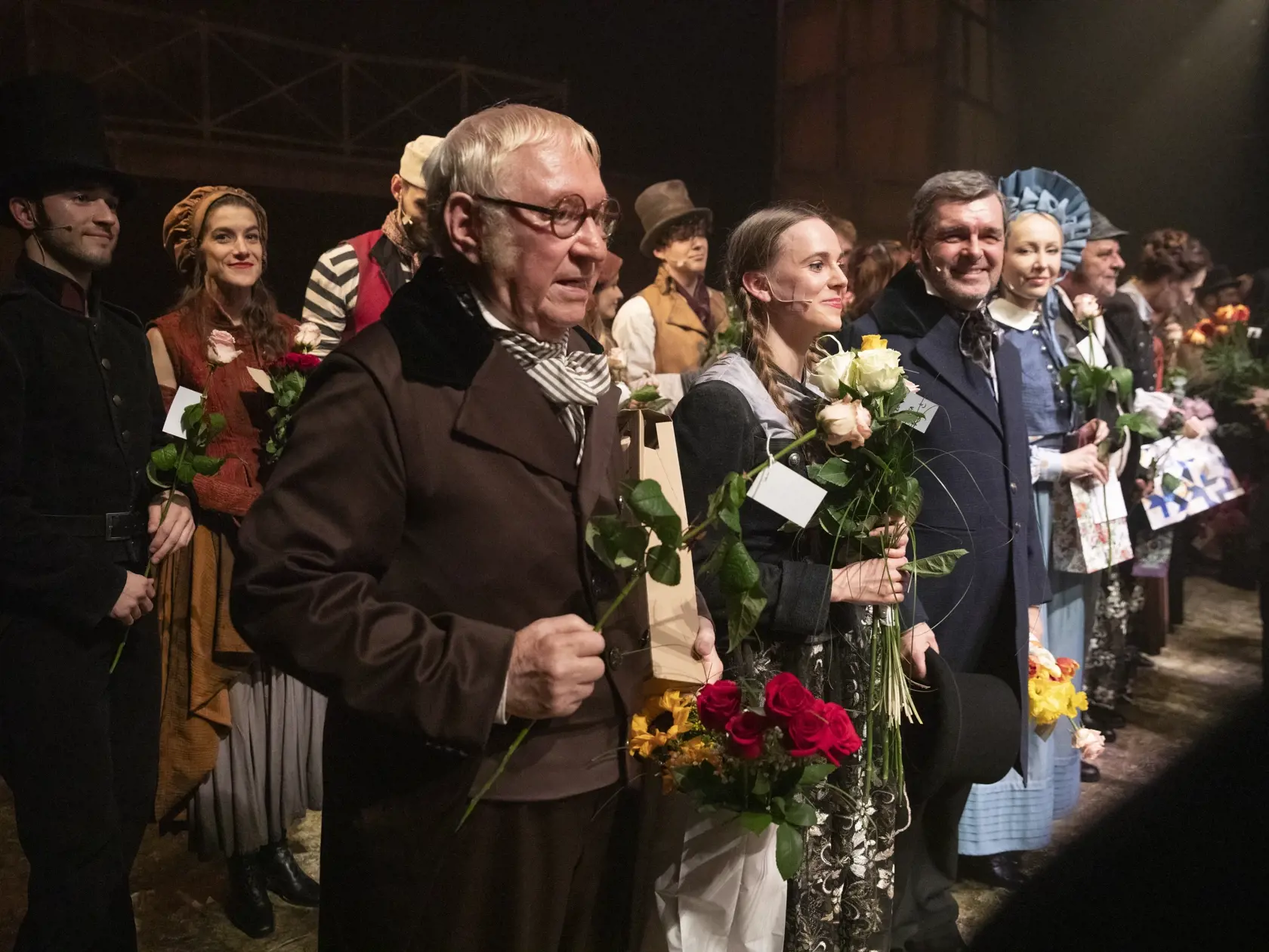  Na snímke je premiéra muzikálu Oliver.
Herec Karol Čálik