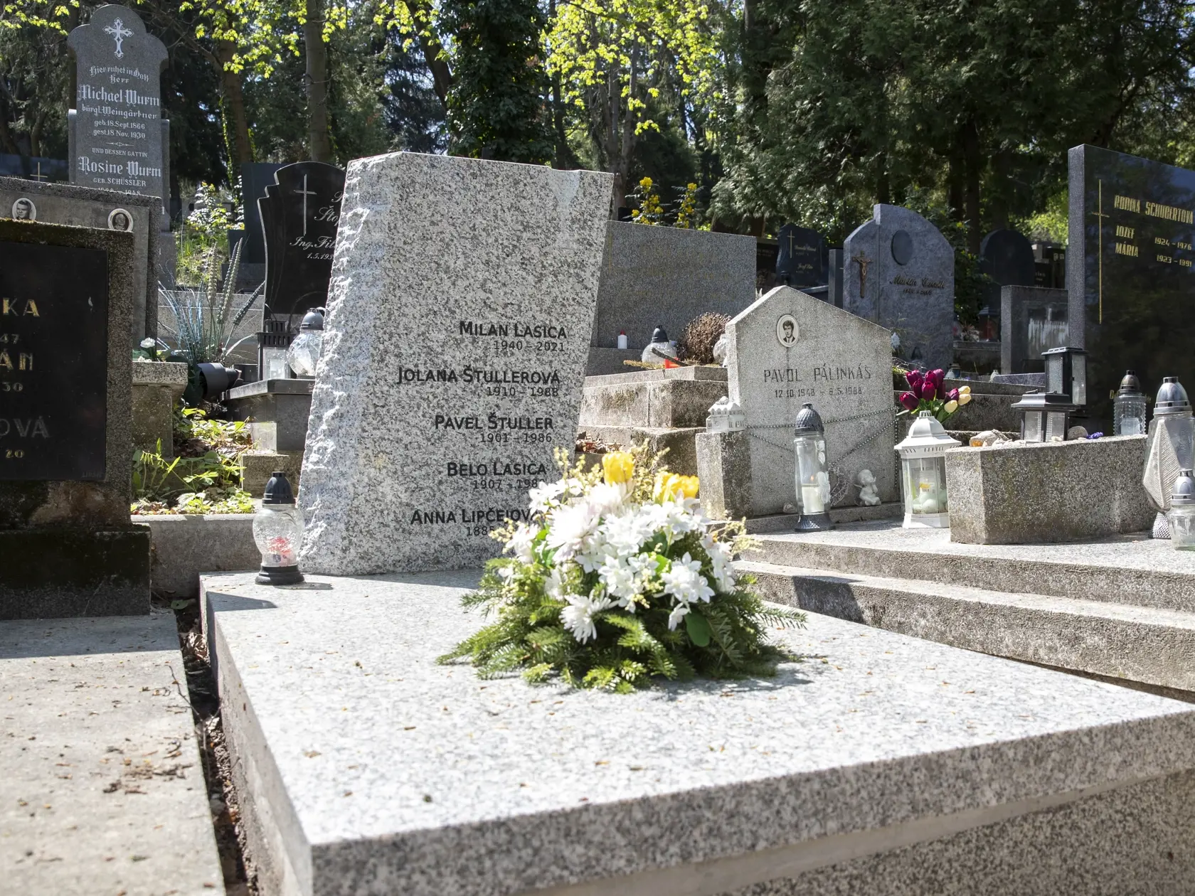 Na snímke je rodinná hrobka v bratislavskom Slávičom údolí v ktorej je pochovaný aj herec a humorista Milan Lasica.