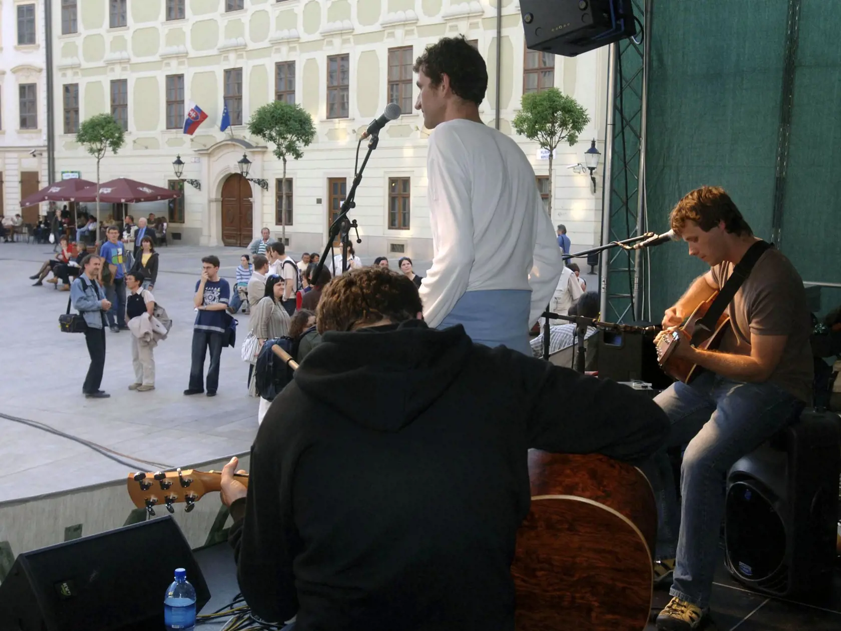 16. mája 2006 odohrali  na Hlavnom námestí v Bratislave mladí hudobníci (Martin Valihora, Oskar Rózsa a ich hostia; Dorota Nvotová & Band; skupiny Med a Živé kvety) benefičný koncert za záchranu historickej Kremnice - proti povrchovej ťažbe zlata a na protest proti manipulačnému nátlaku ťažiarskej spoločnosti na obyvateľov mesta. Na snímke skupina Med.