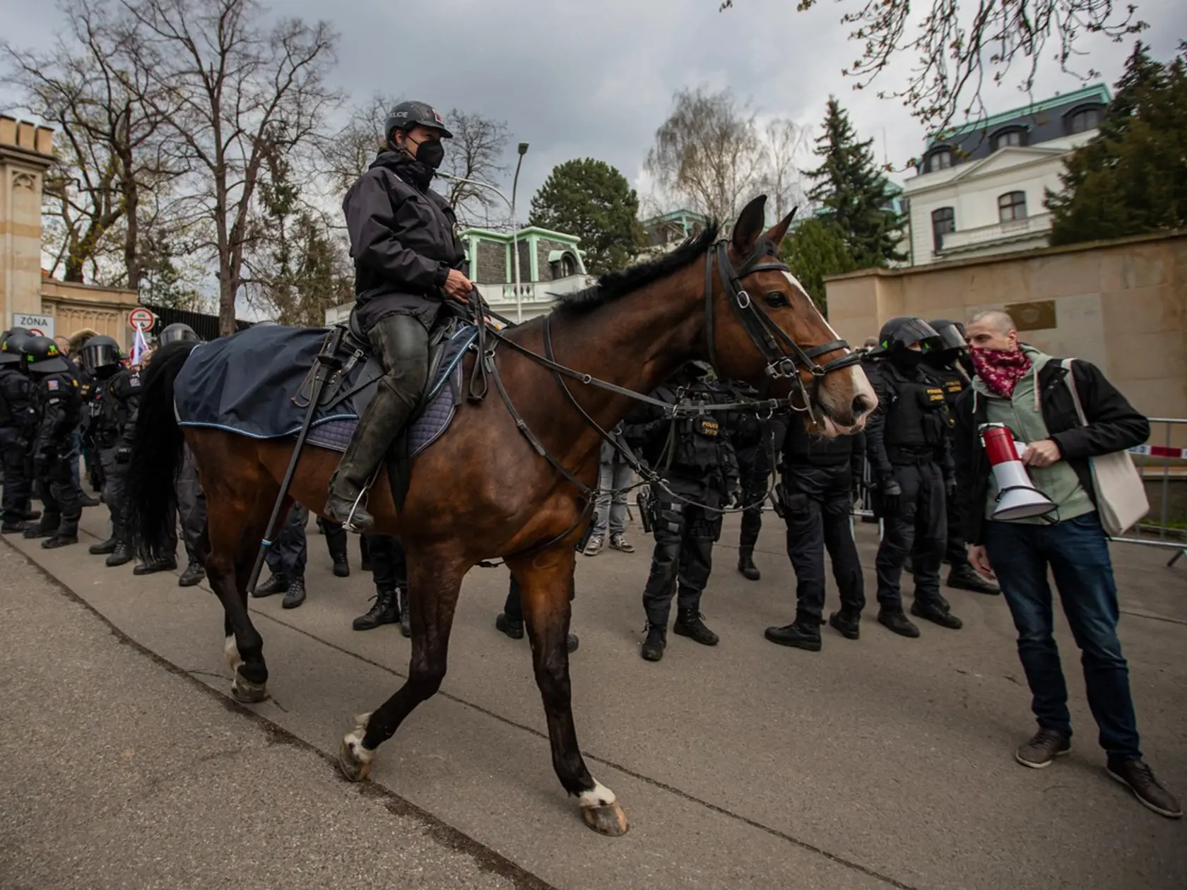 Po zverejnení informácie, že vo výbuchu muničného skladu v českých Vrběticiach mohla byť zapletená ruská tajná služba, sa pred ruskou ambasádou v Prahe strhol protest.