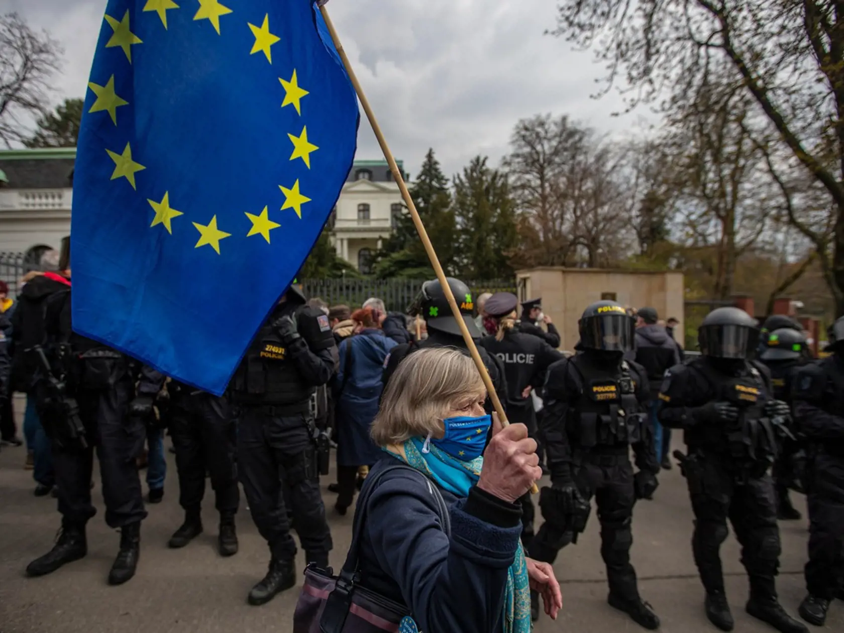 Po zverejnení informácie, že vo výbuchu muničného skladu v českých Vrběticiach mohla byť zapletená ruská tajná služba, sa pred ruskou ambasádou v Prahe strhol protest.